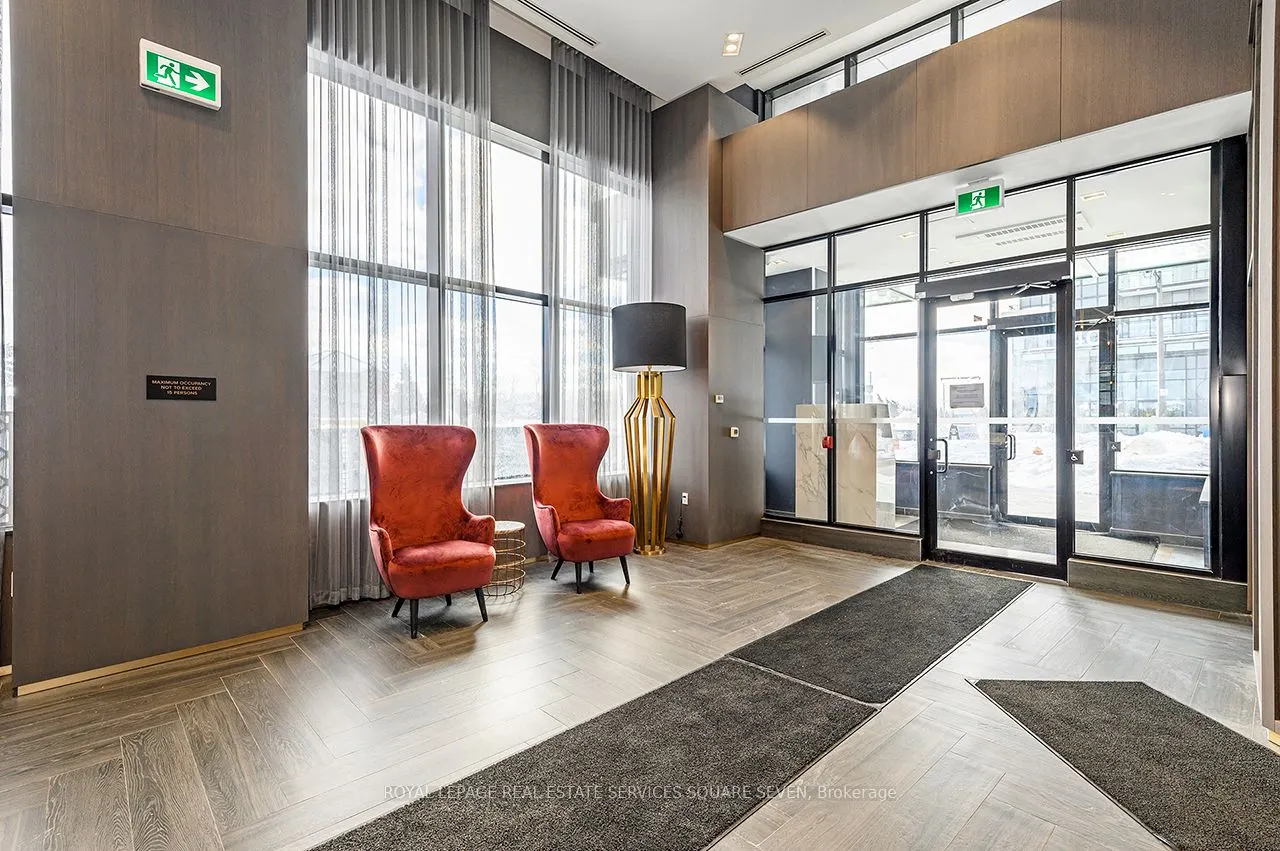 395 Dundas Street W, #820