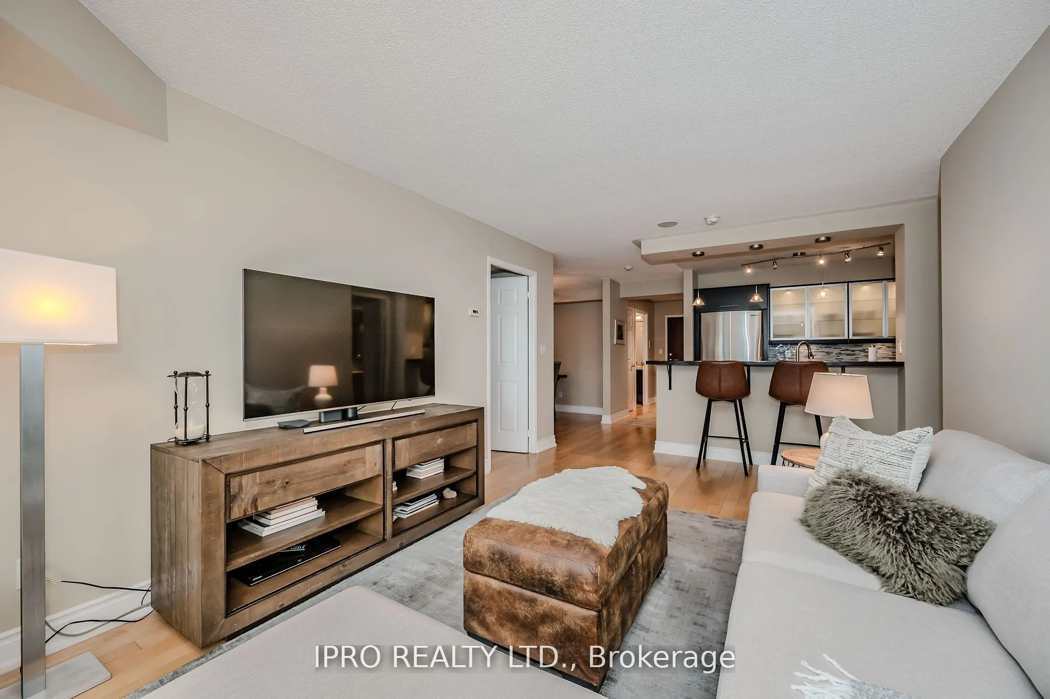 190 Manitoba Street, #605