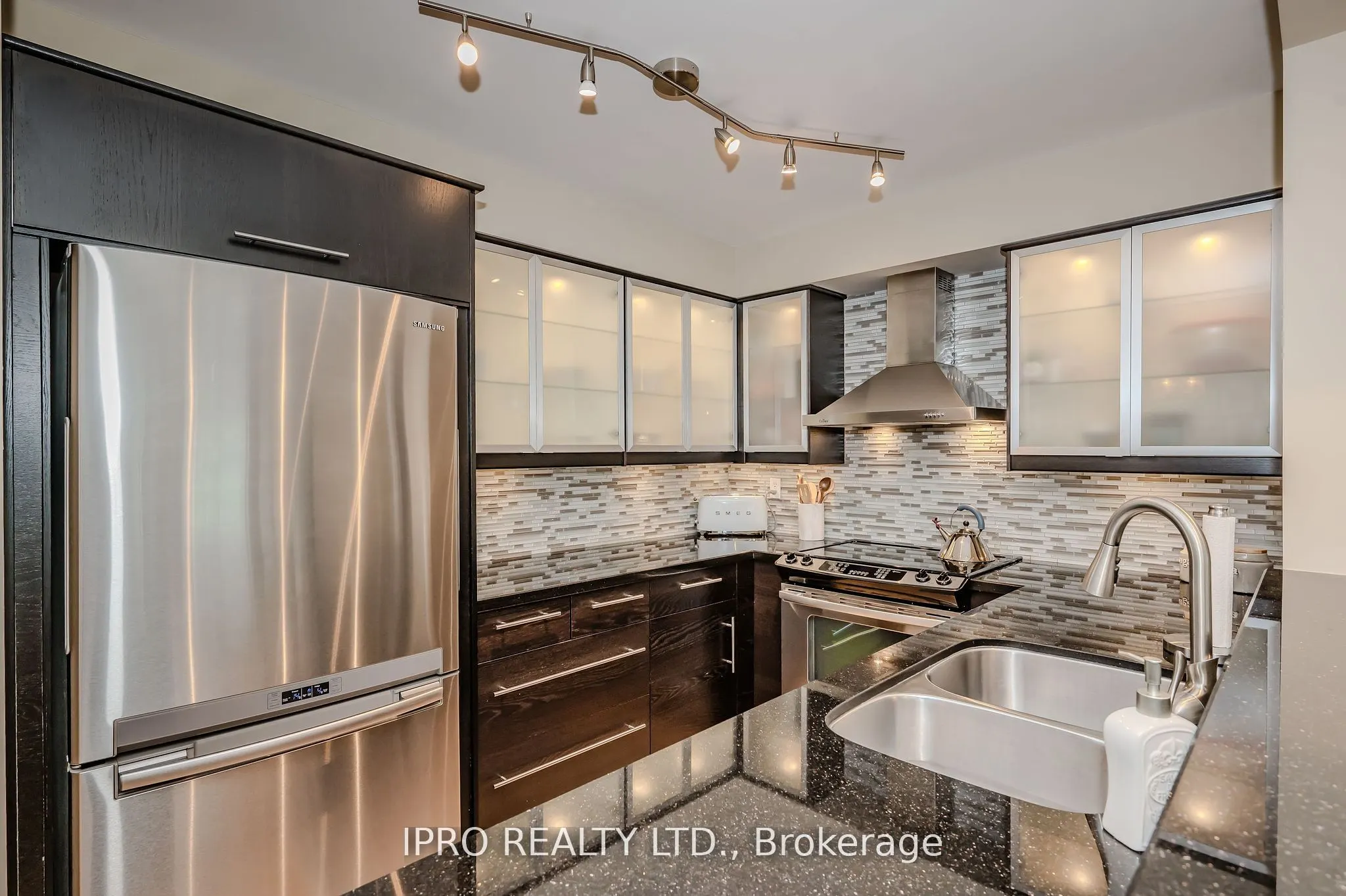 190 Manitoba Street, #605