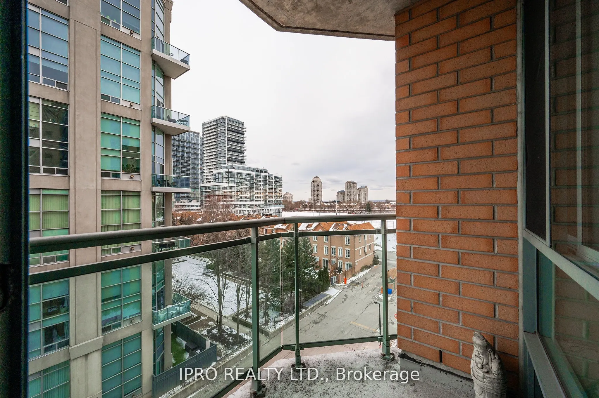 190 Manitoba Street, #605