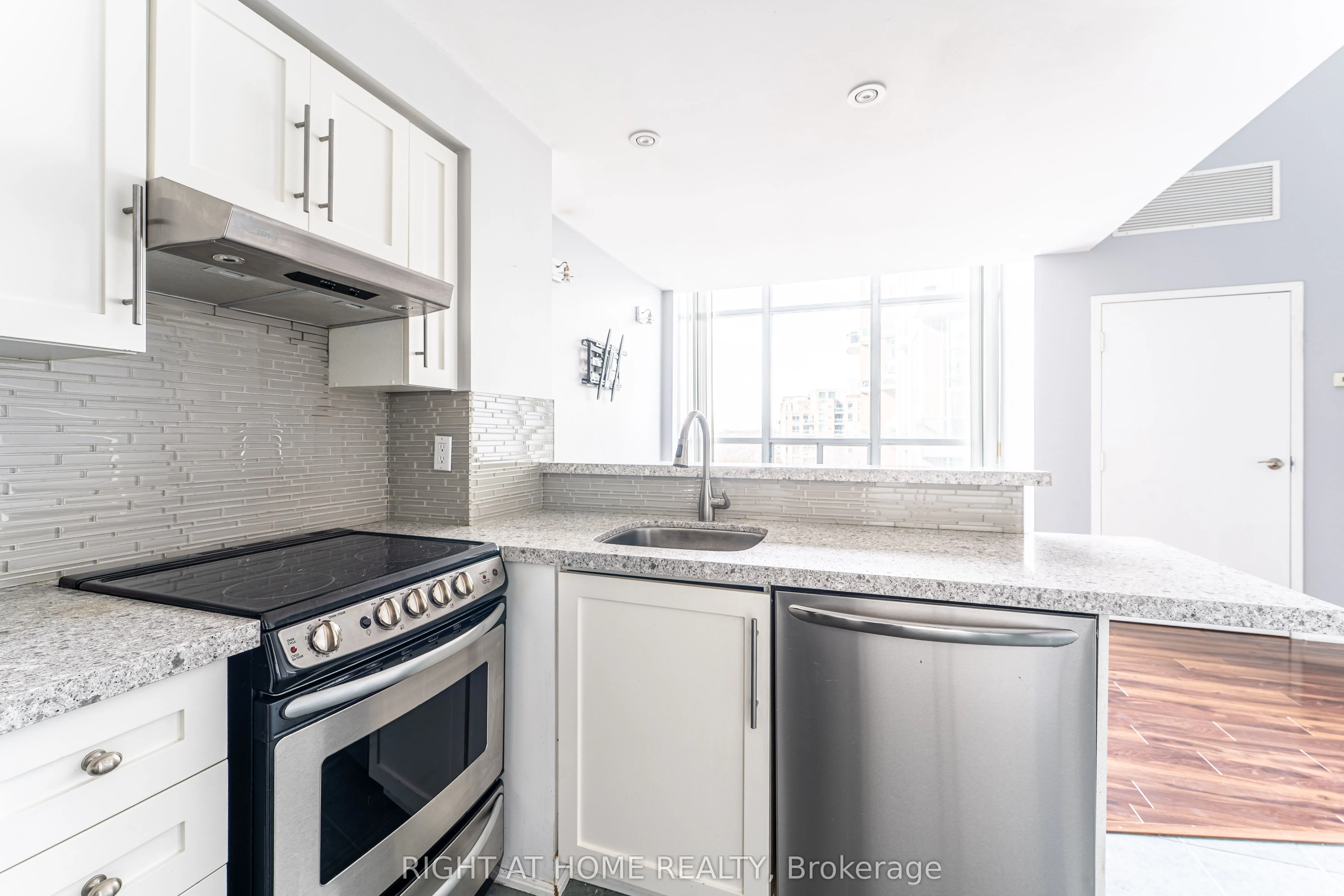 300 Manitoba Street, #426