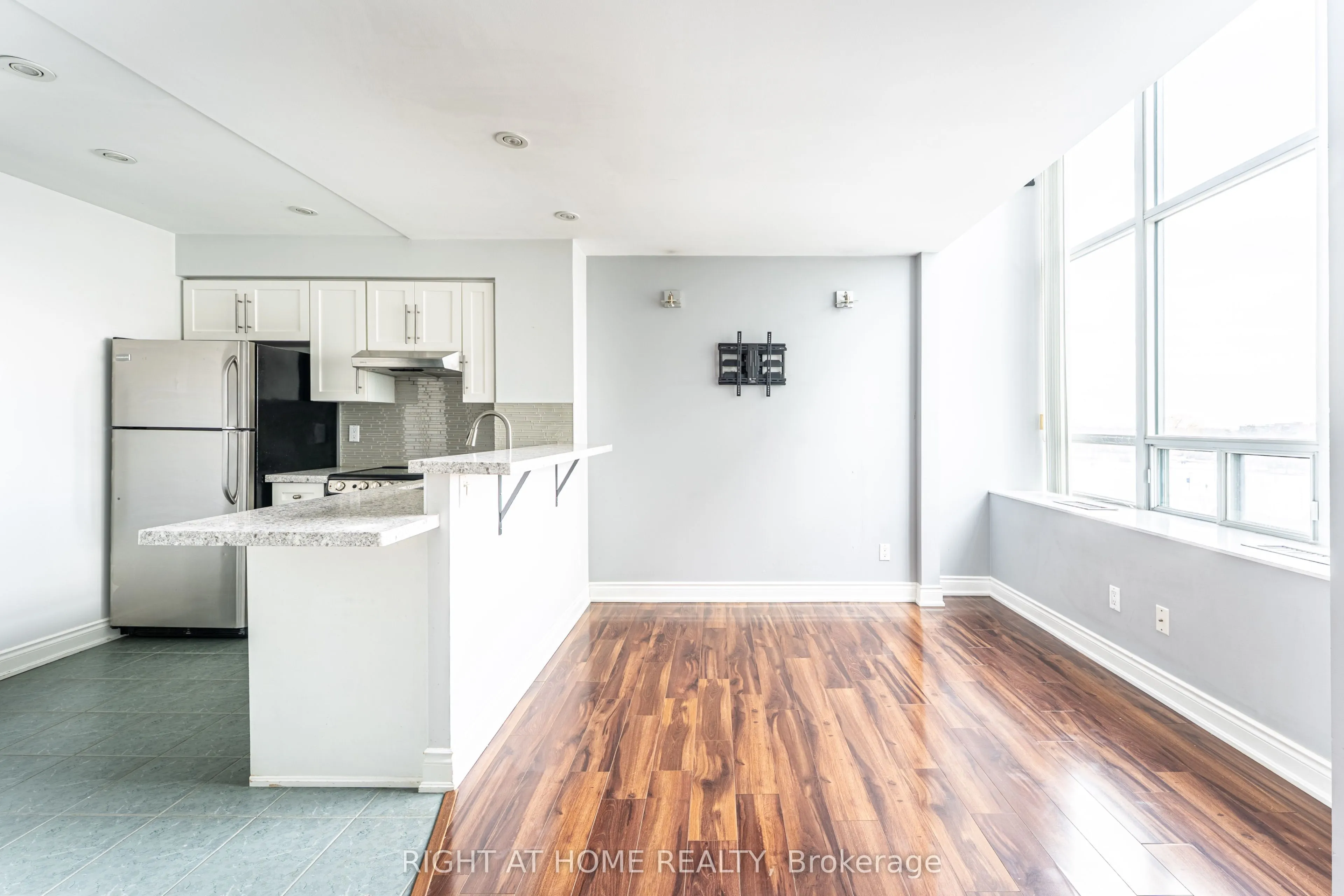 300 Manitoba Street, #426
