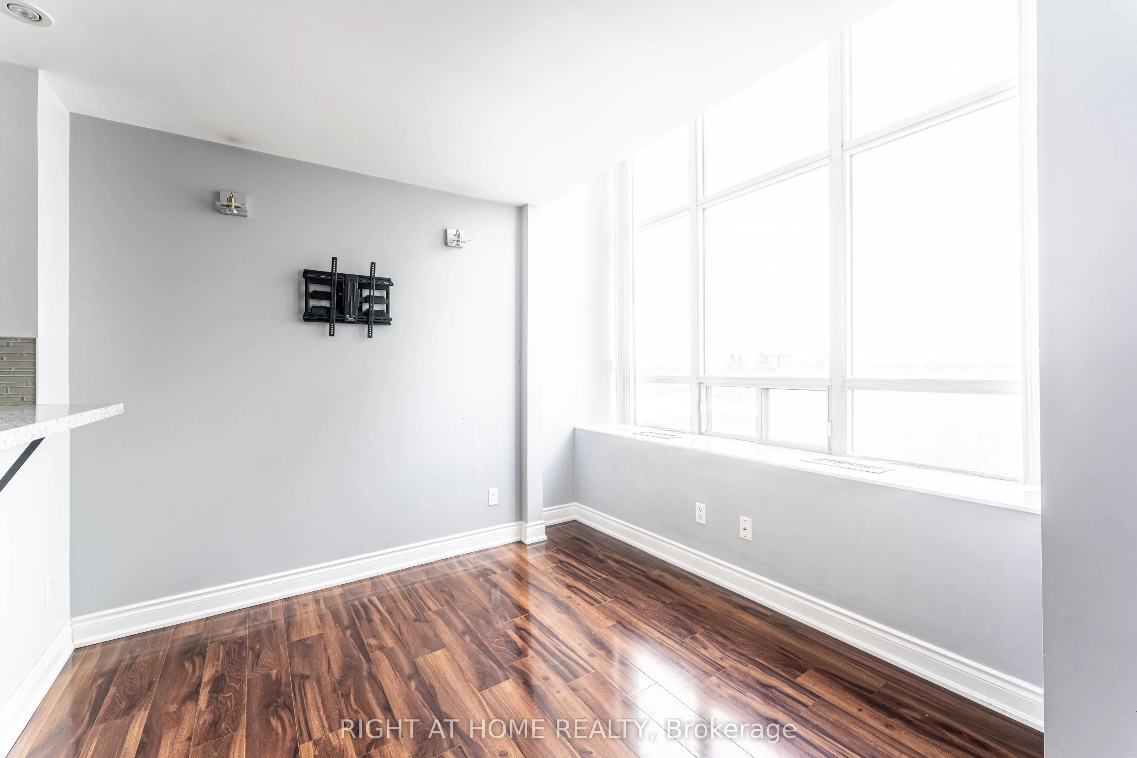 300 Manitoba Street, #426