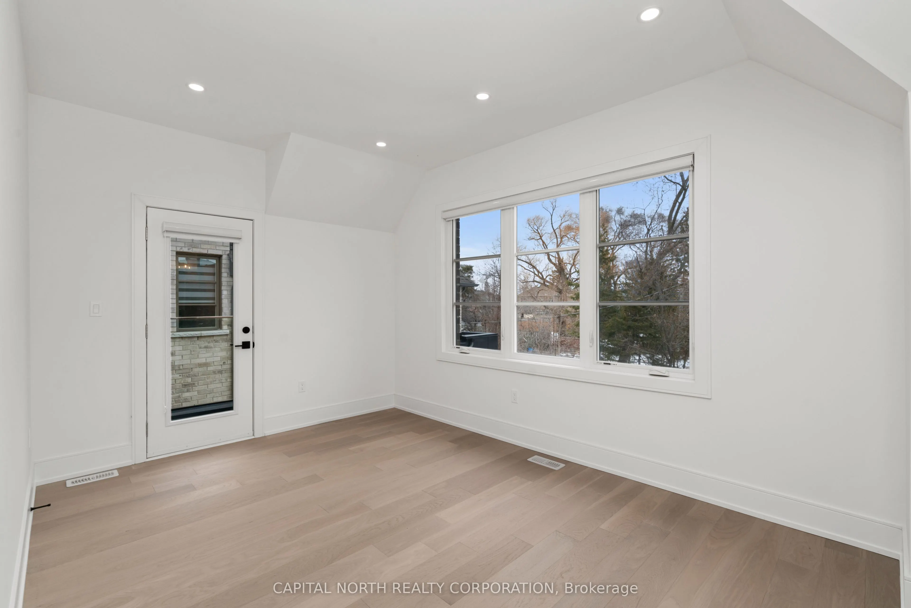 1076 Roosevelt Road