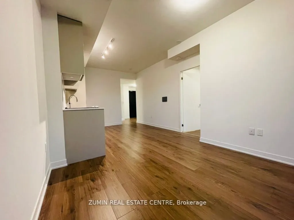 395 Dundas Street W, #825