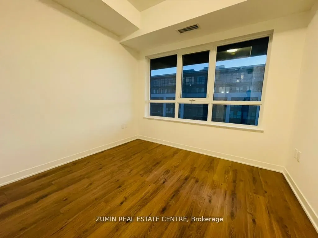 395 Dundas Street W, #825