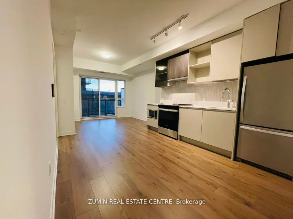 395 Dundas Street W, #825