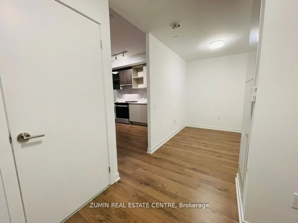 395 Dundas Street W, #825