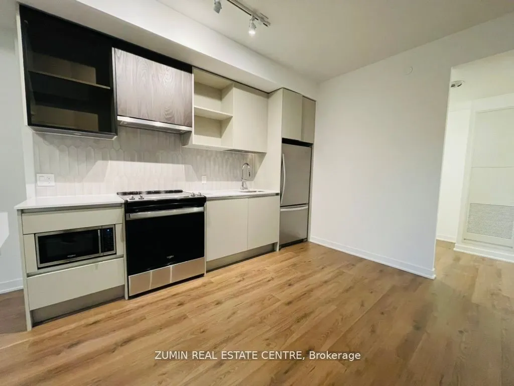 395 Dundas Street W, #825