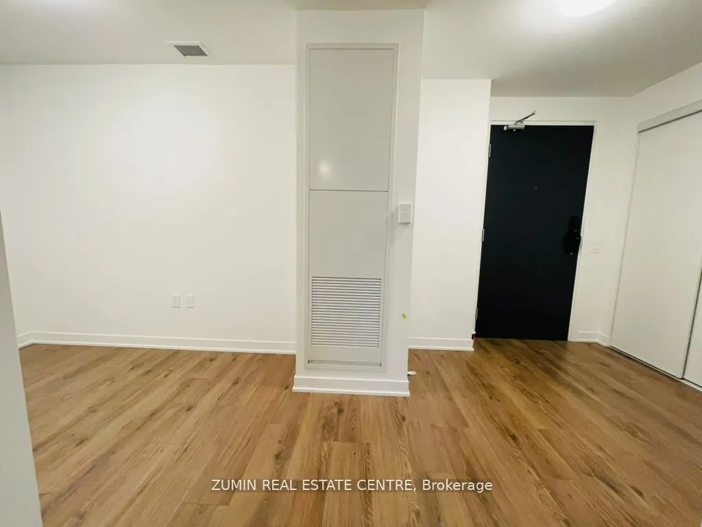395 Dundas Street W, #825