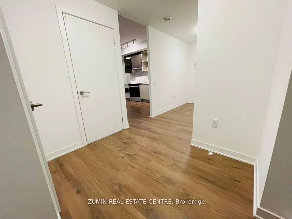 395 Dundas Street W, #825