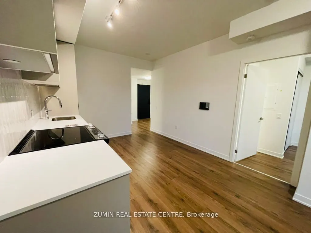 395 Dundas Street W, #825