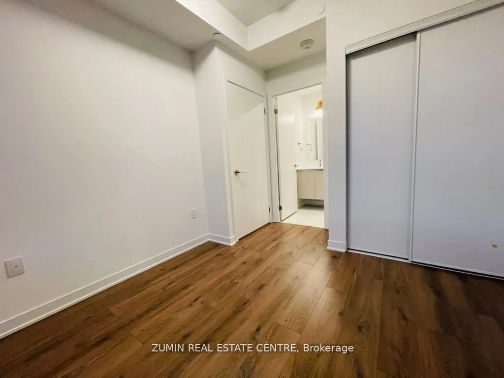 395 Dundas Street W, #825