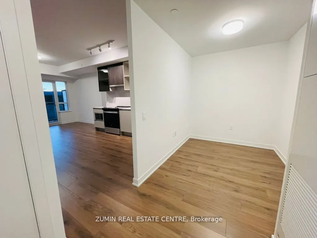 395 Dundas Street W, #825