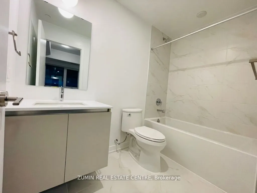 395 Dundas Street W, #825