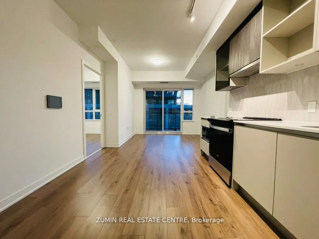 395 Dundas Street W, #825