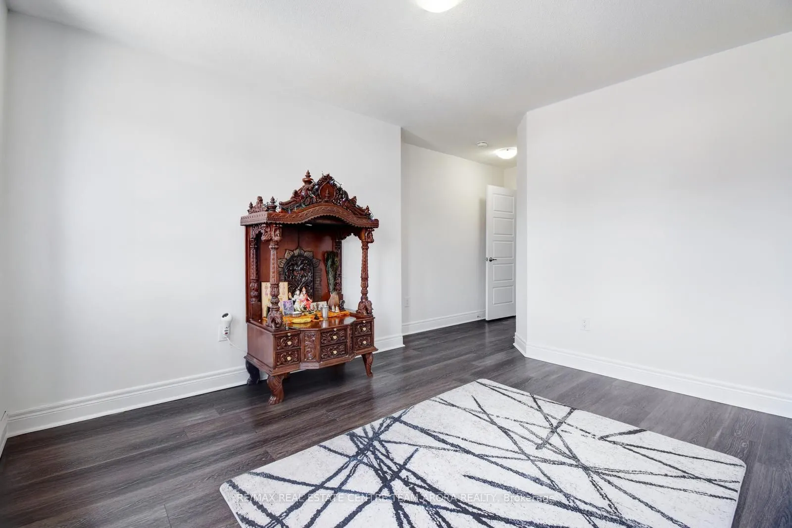 38 Rosewell Crescent
