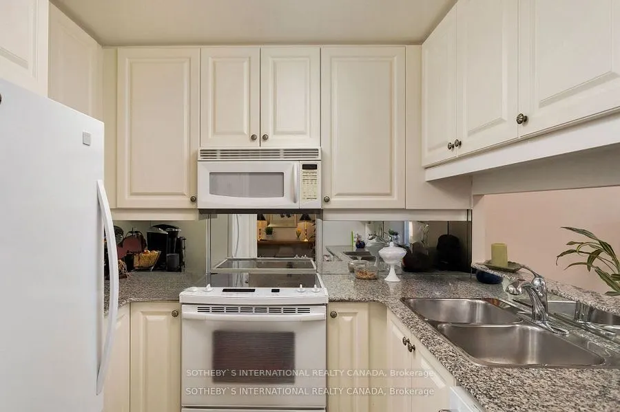 3085 Bloor Street W, #207