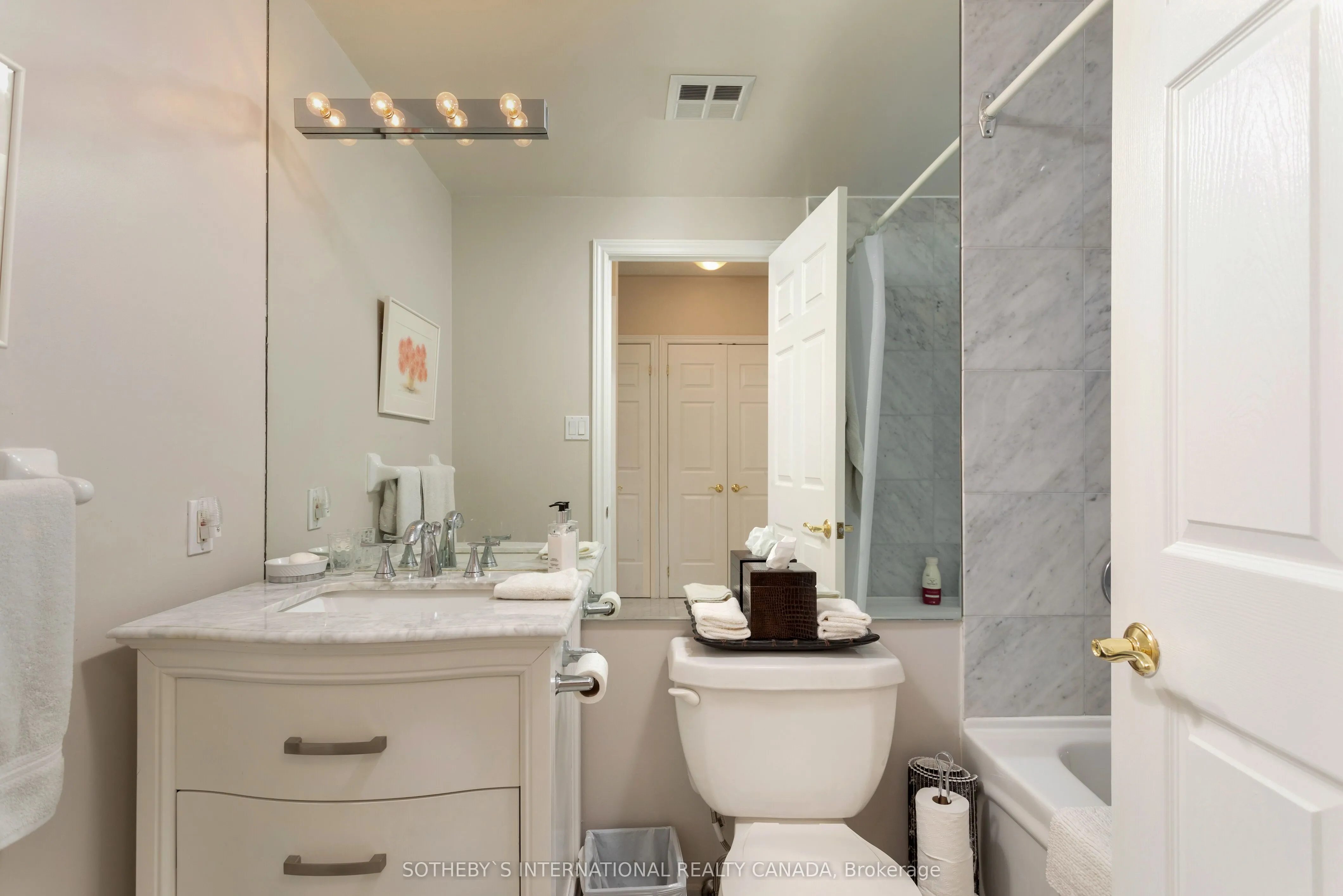 3085 Bloor Street W, #207