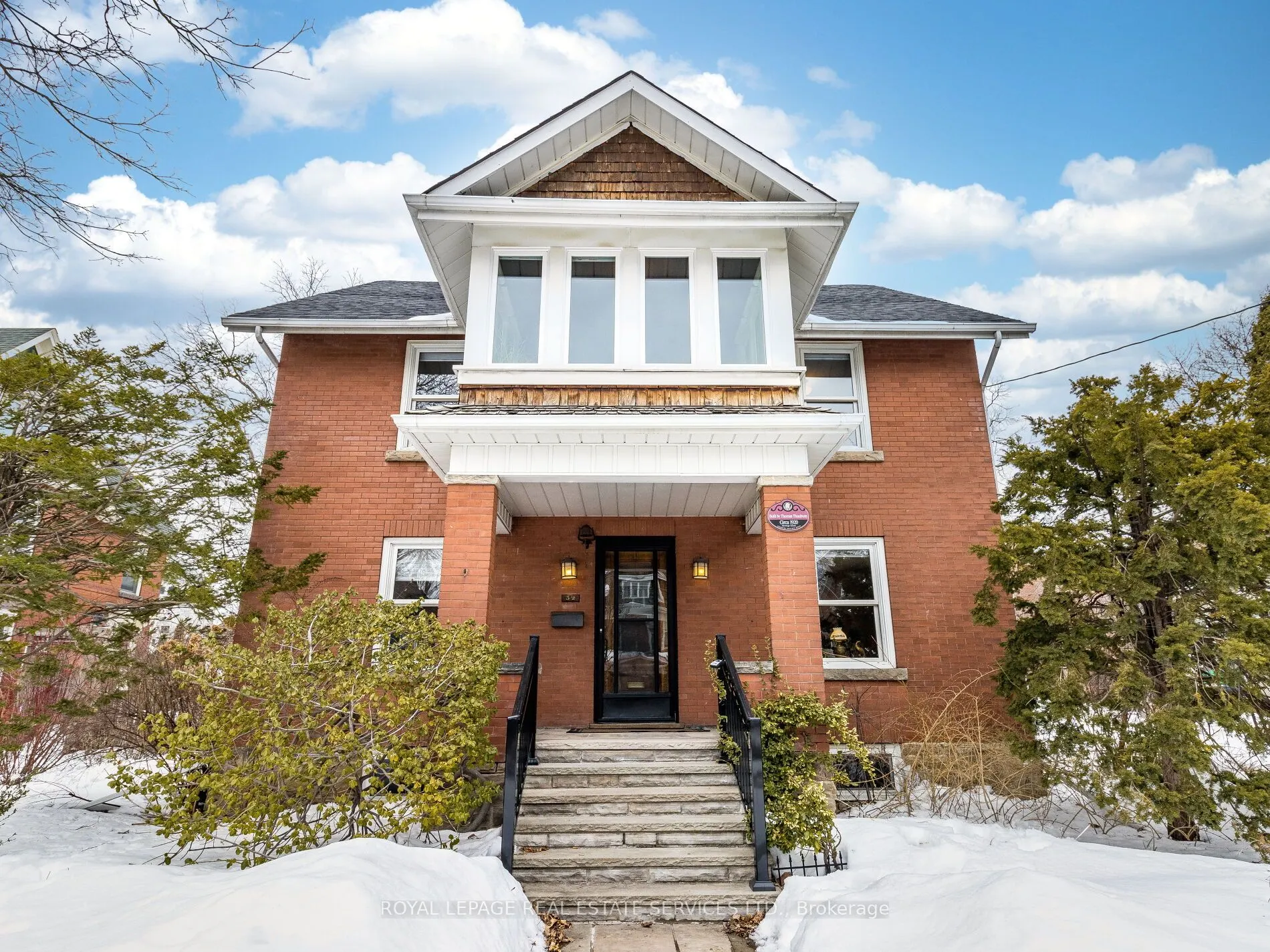 32 Wellington Street E