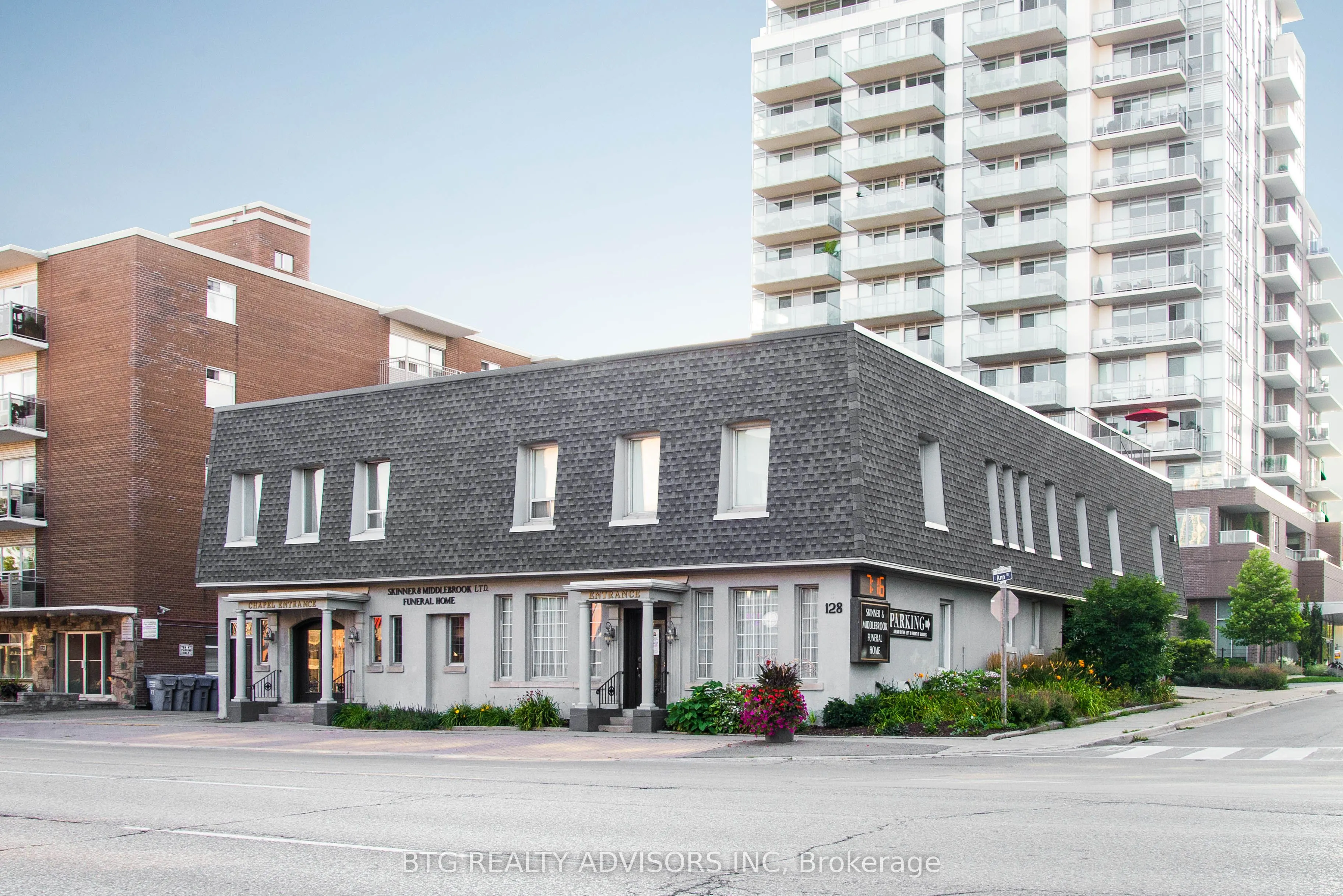 128 Lakeshore Road E