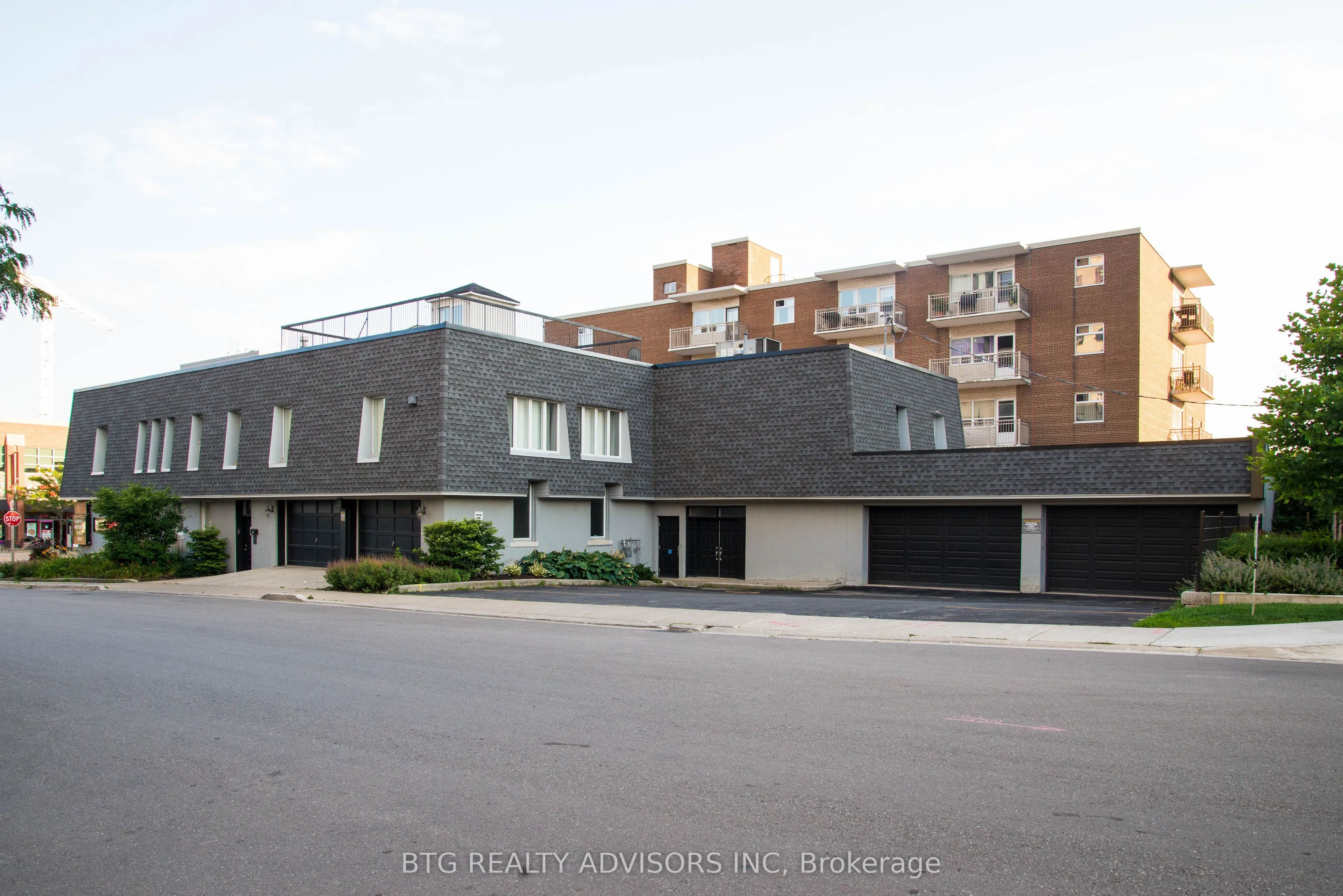 128 Lakeshore Road E