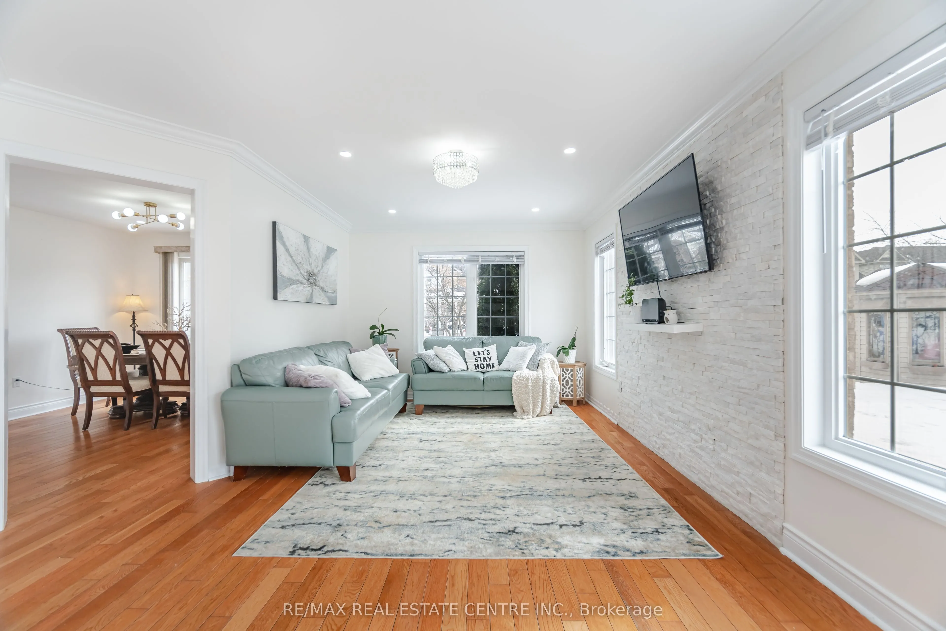 577 Caverhill Crescent
