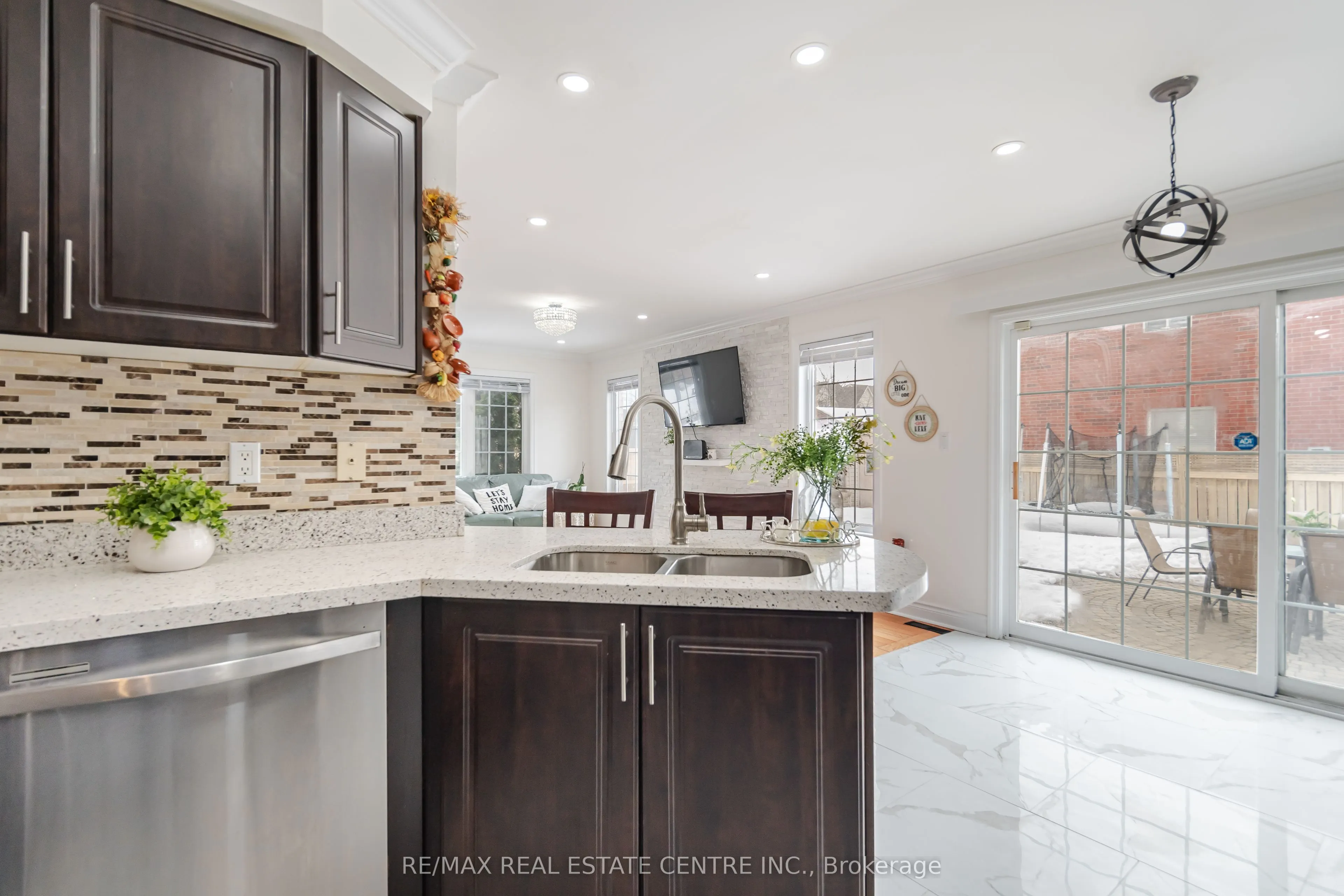 577 Caverhill Crescent