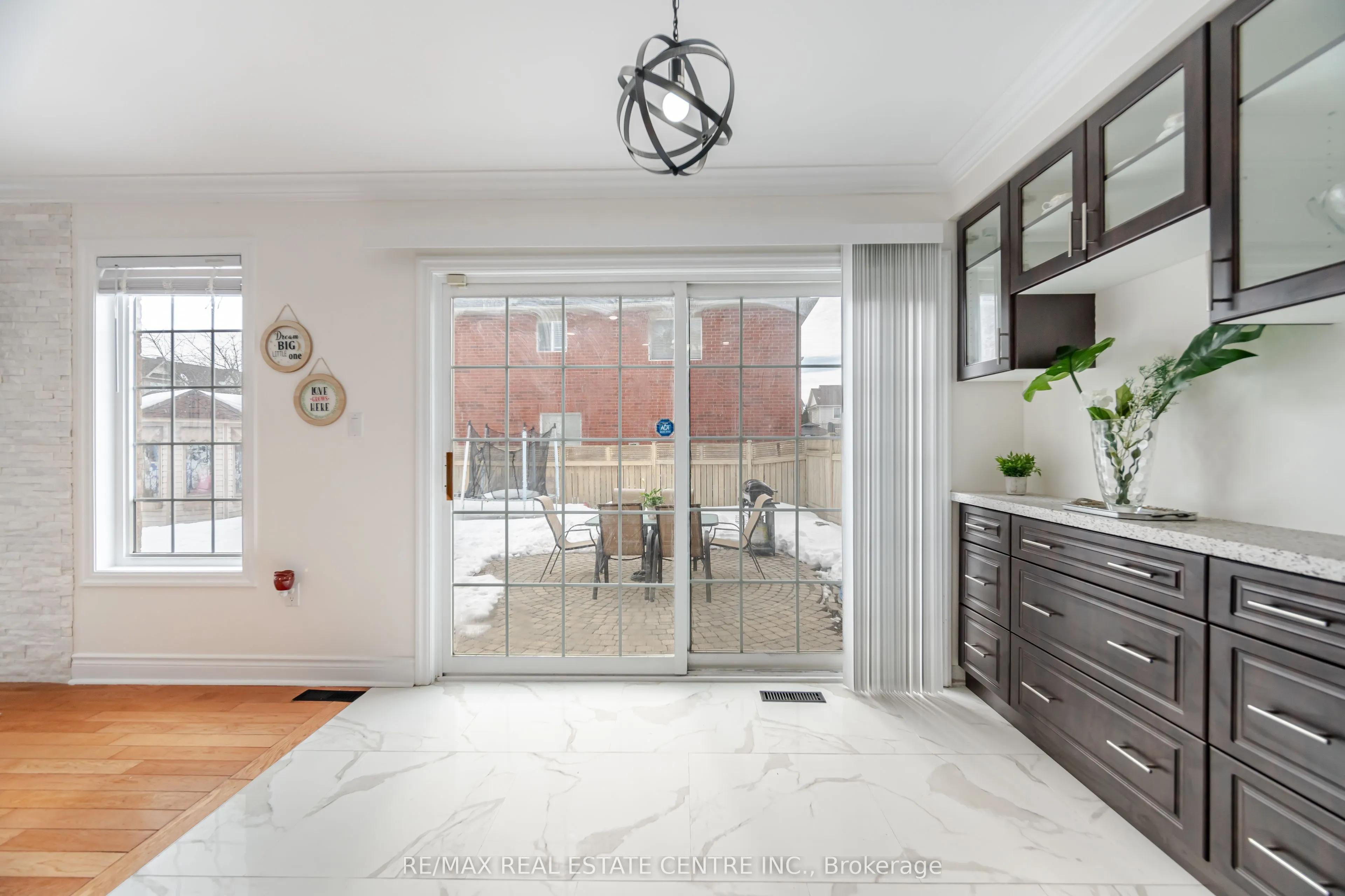 577 Caverhill Crescent