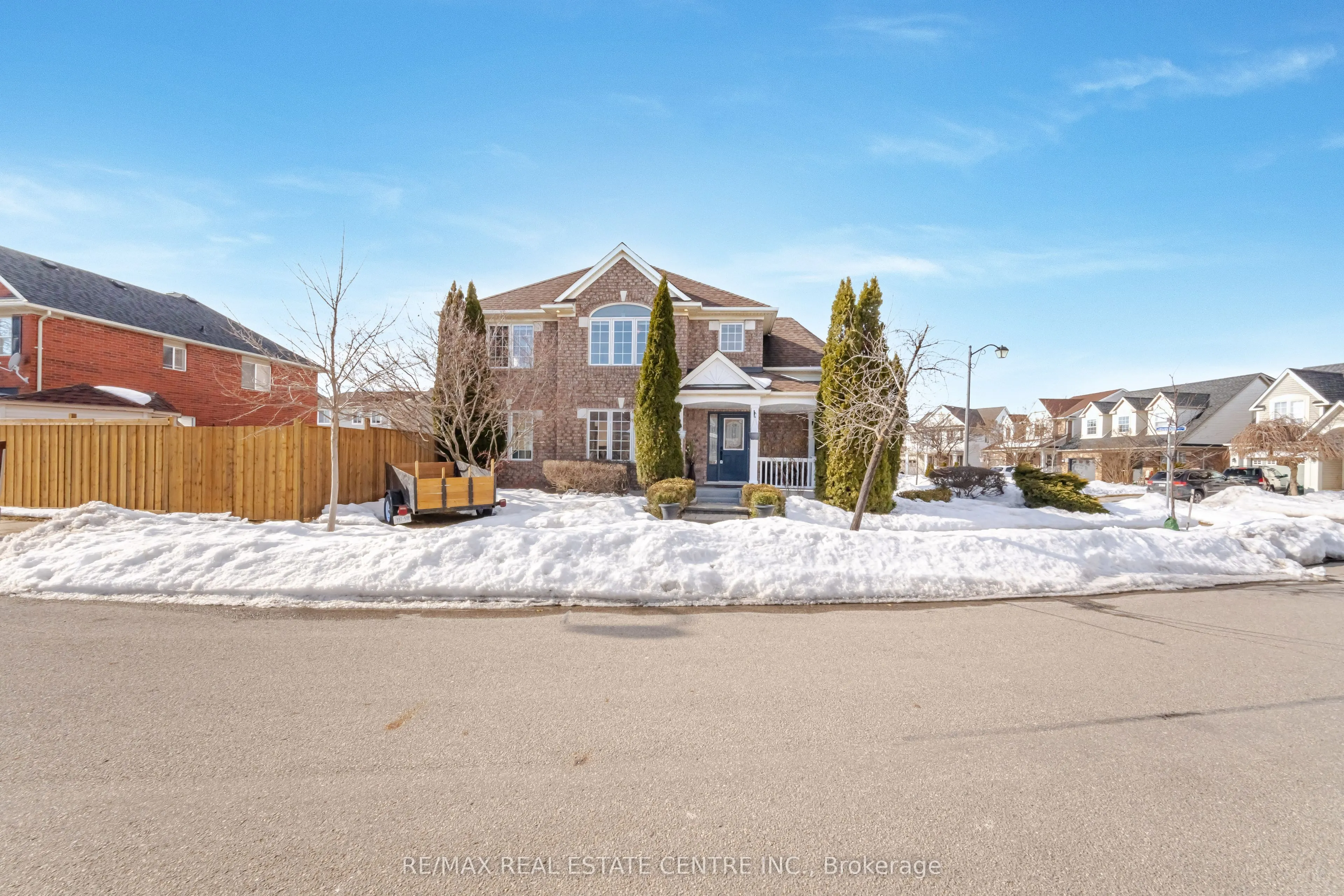 577 Caverhill Crescent