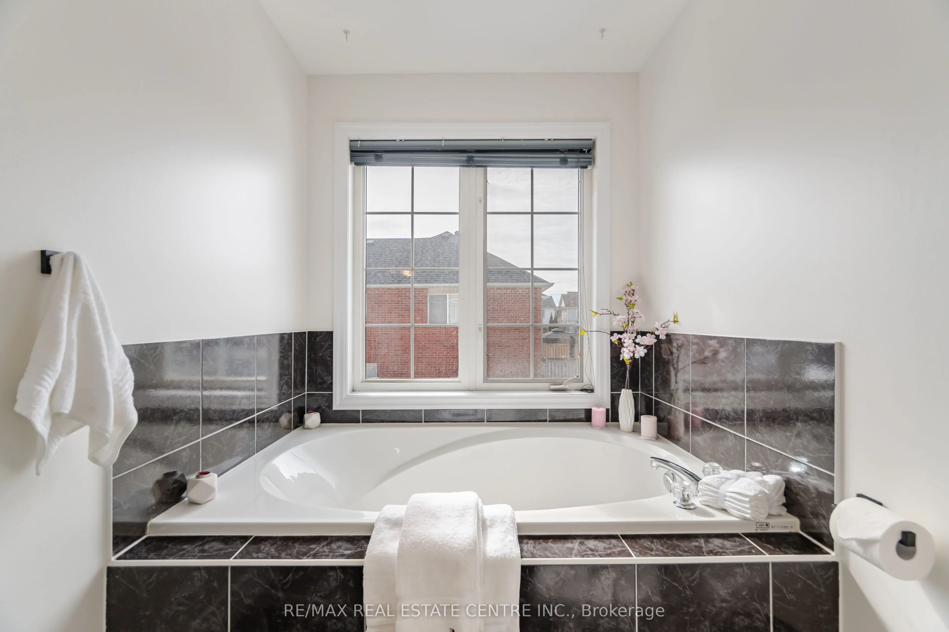 577 Caverhill Crescent