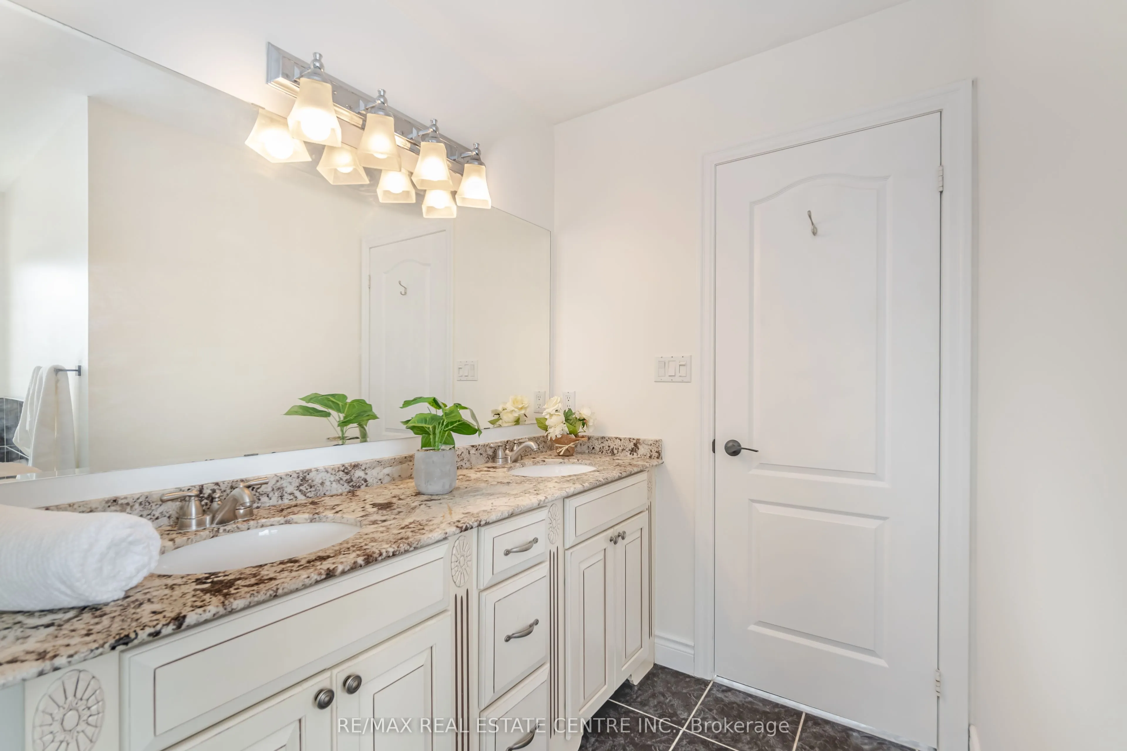 577 Caverhill Crescent