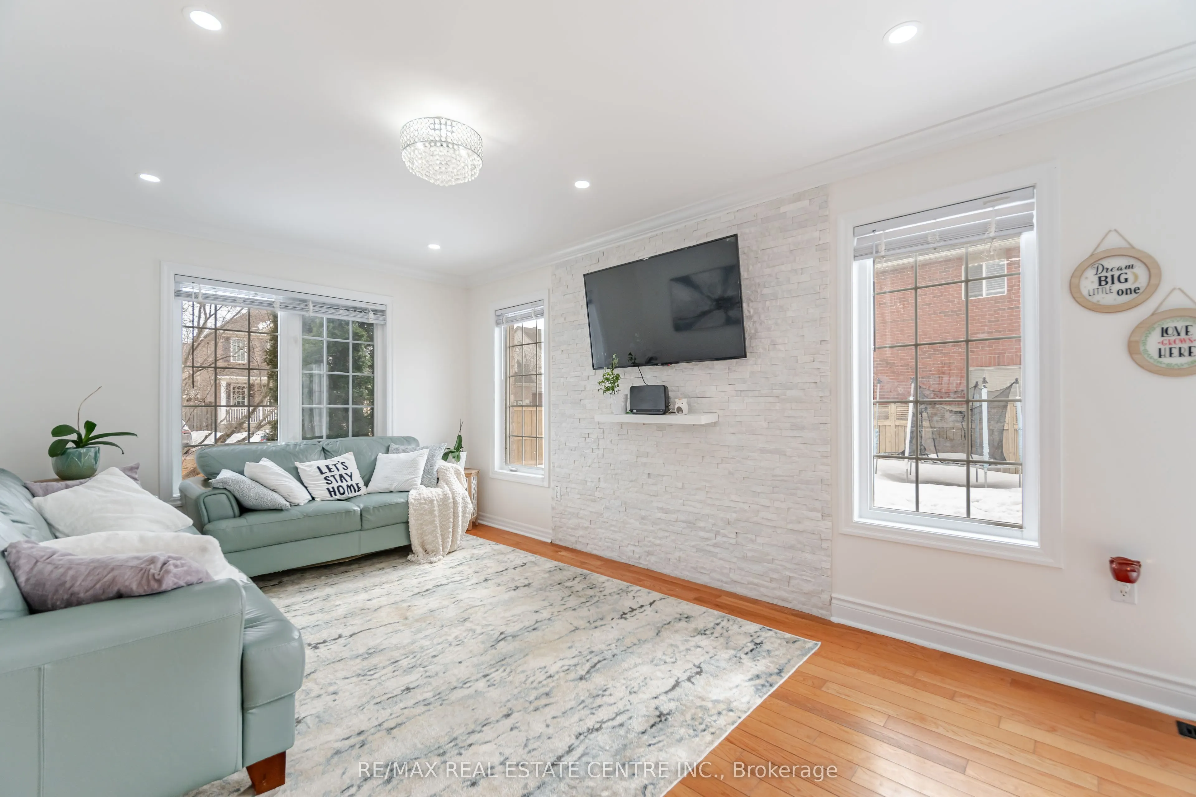 577 Caverhill Crescent