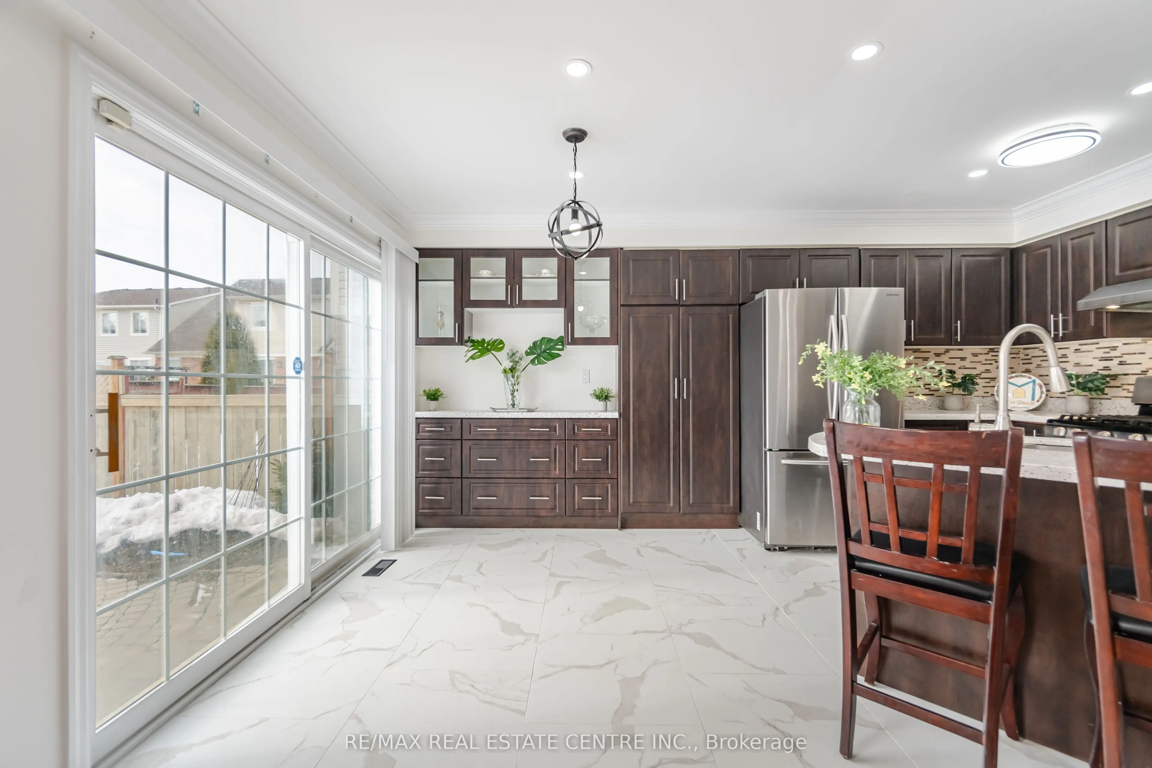 577 Caverhill Crescent