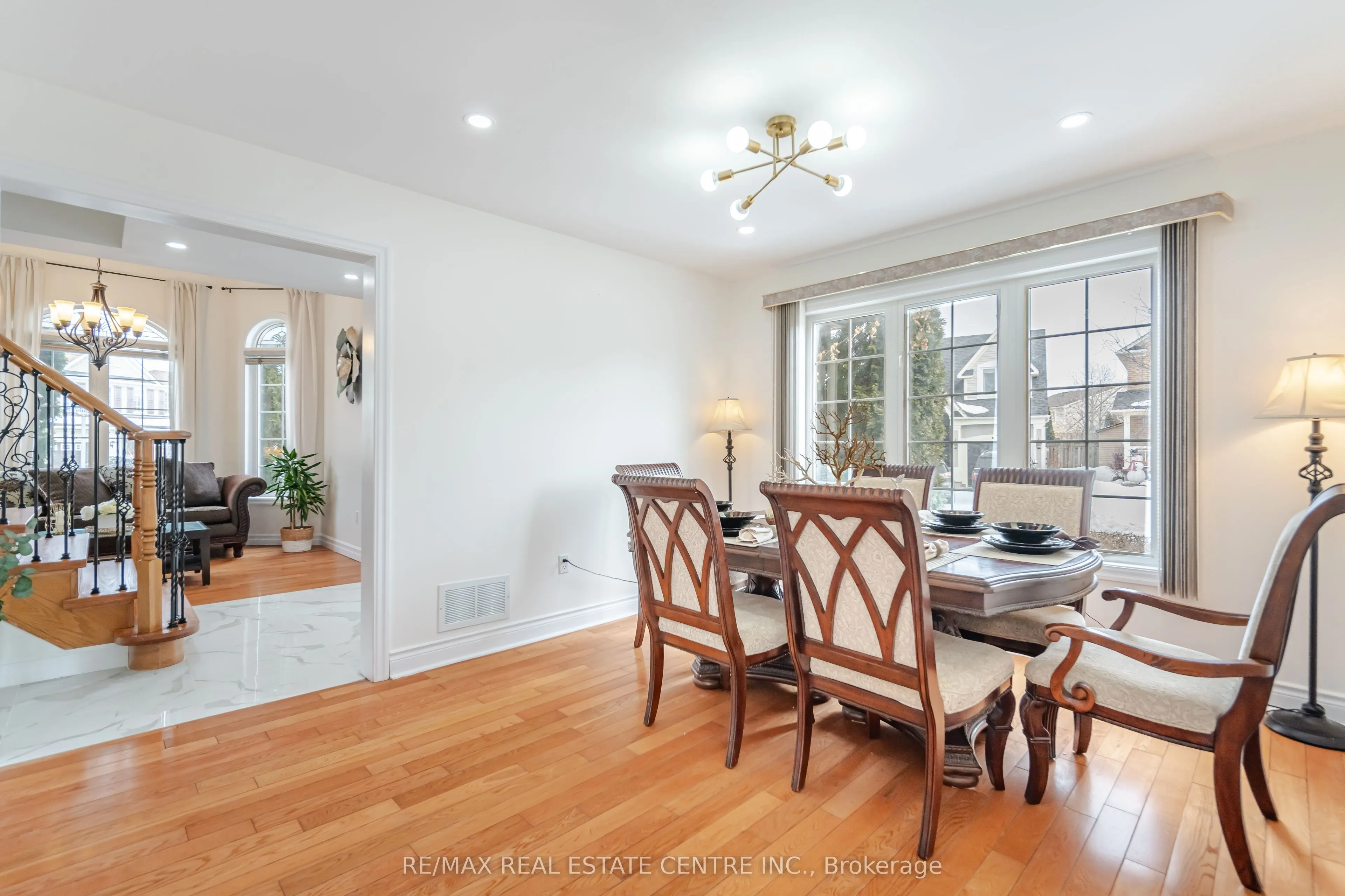 577 Caverhill Crescent