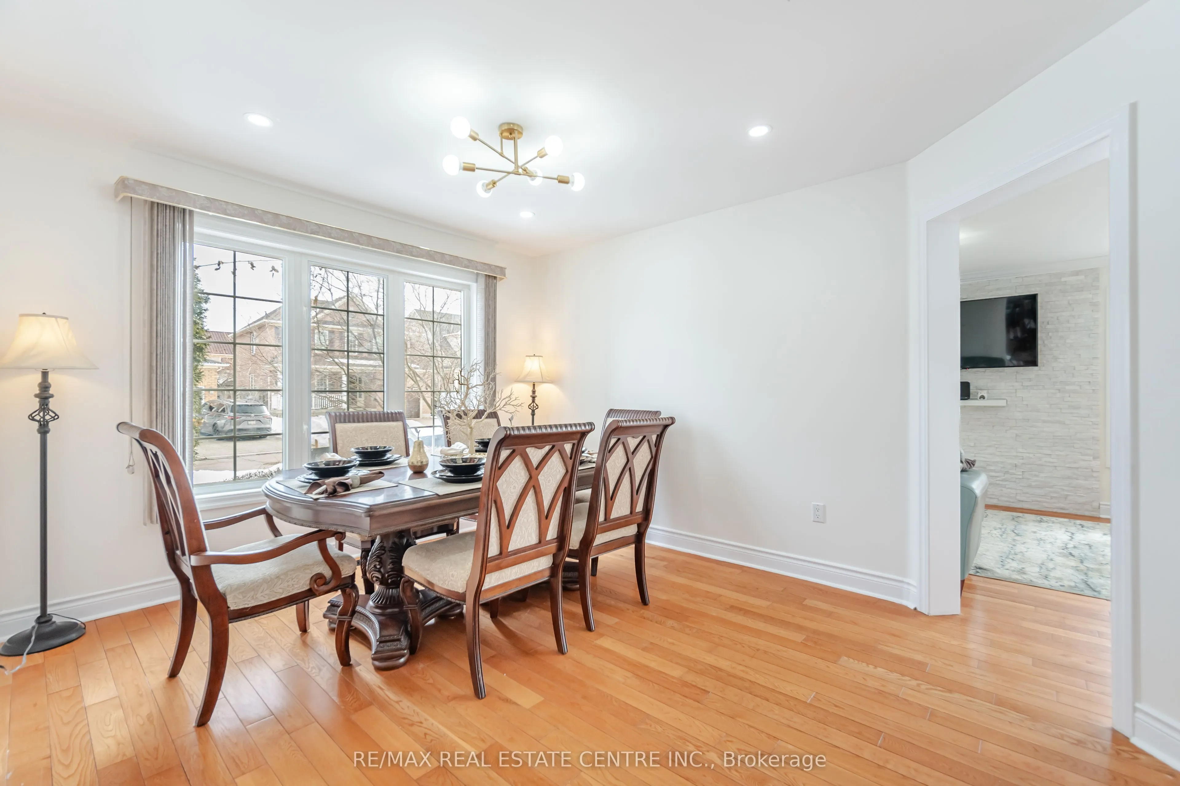 577 Caverhill Crescent