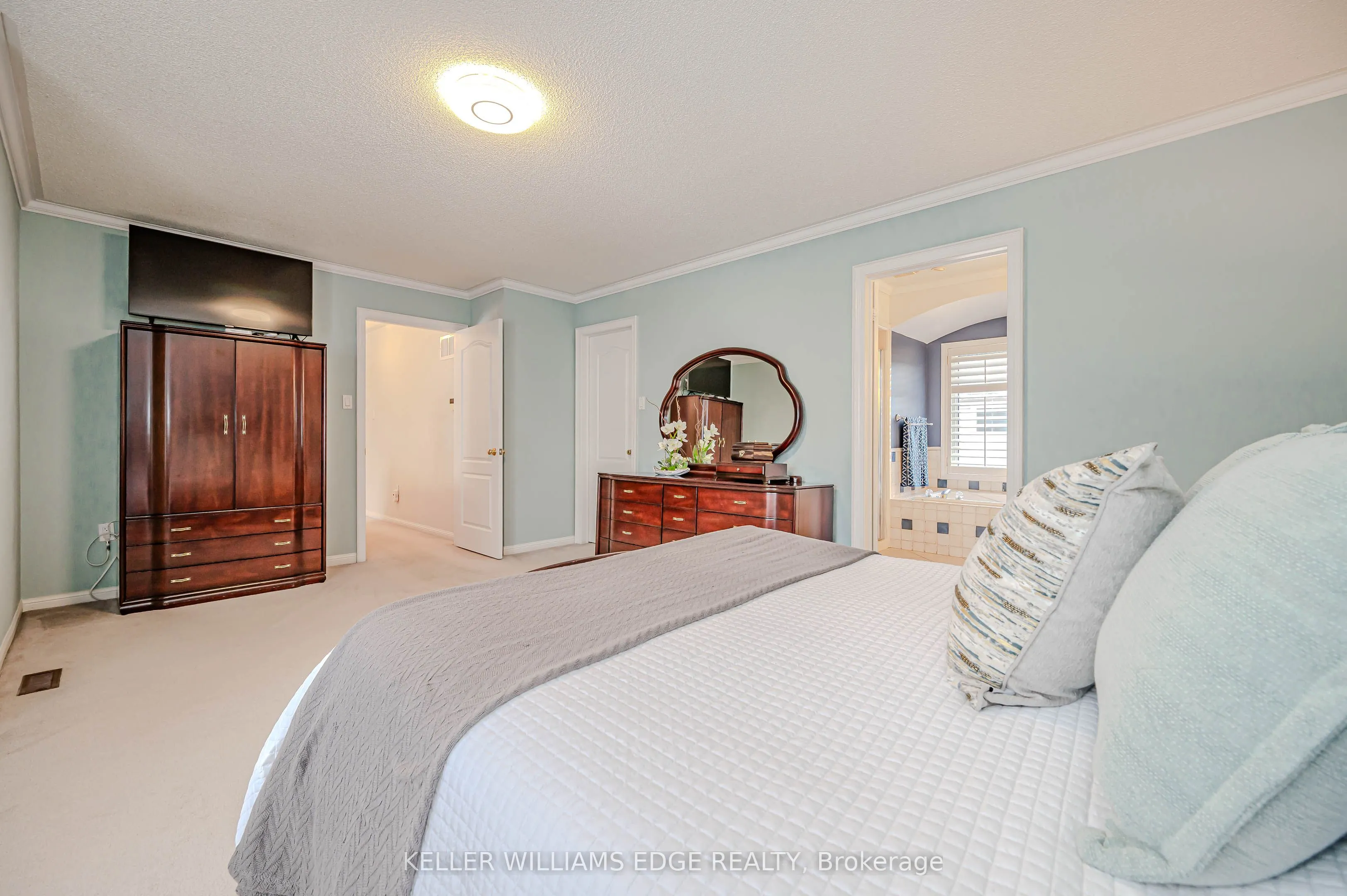 5087 Forest Grove Crescent