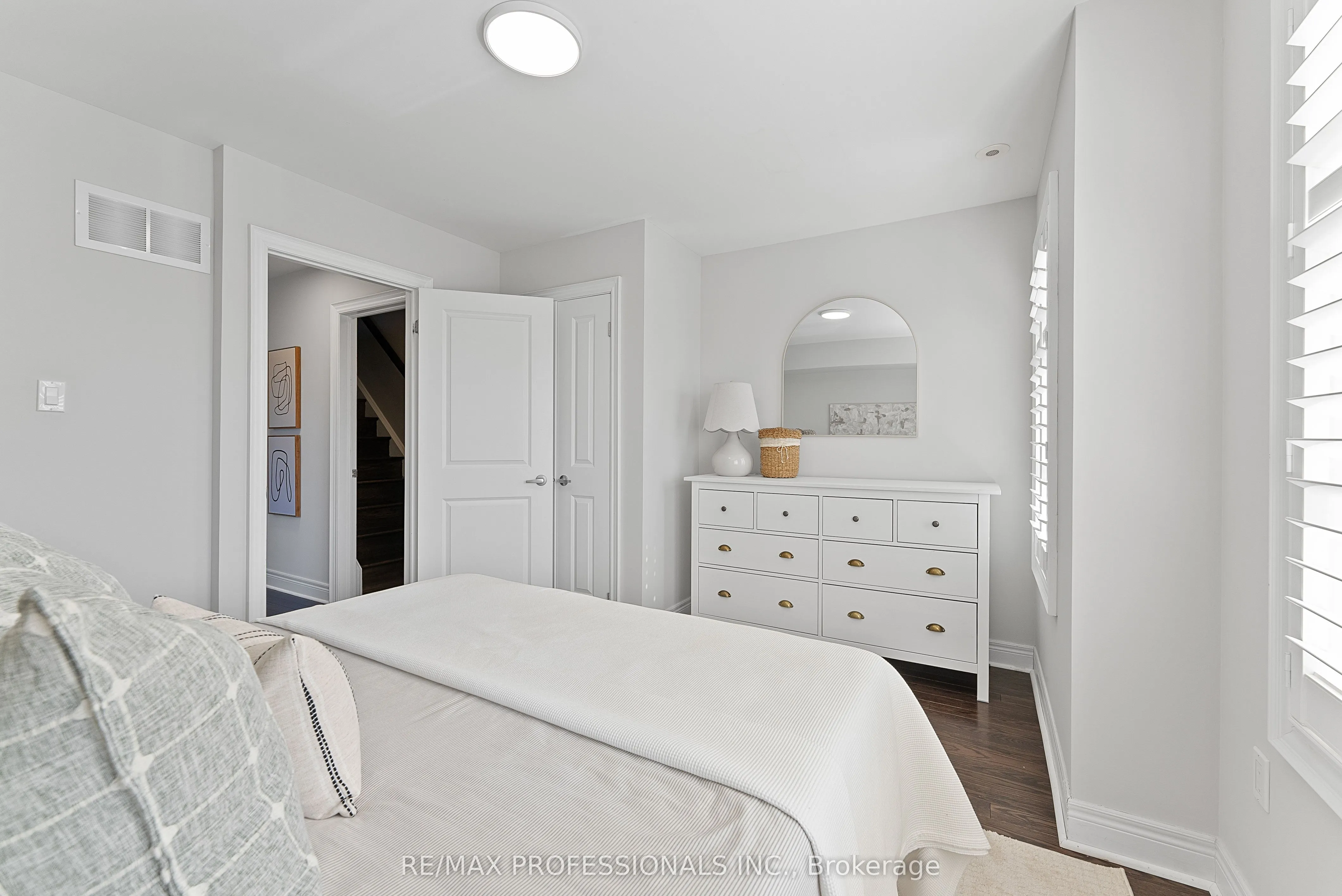 76 Lobo Mews
