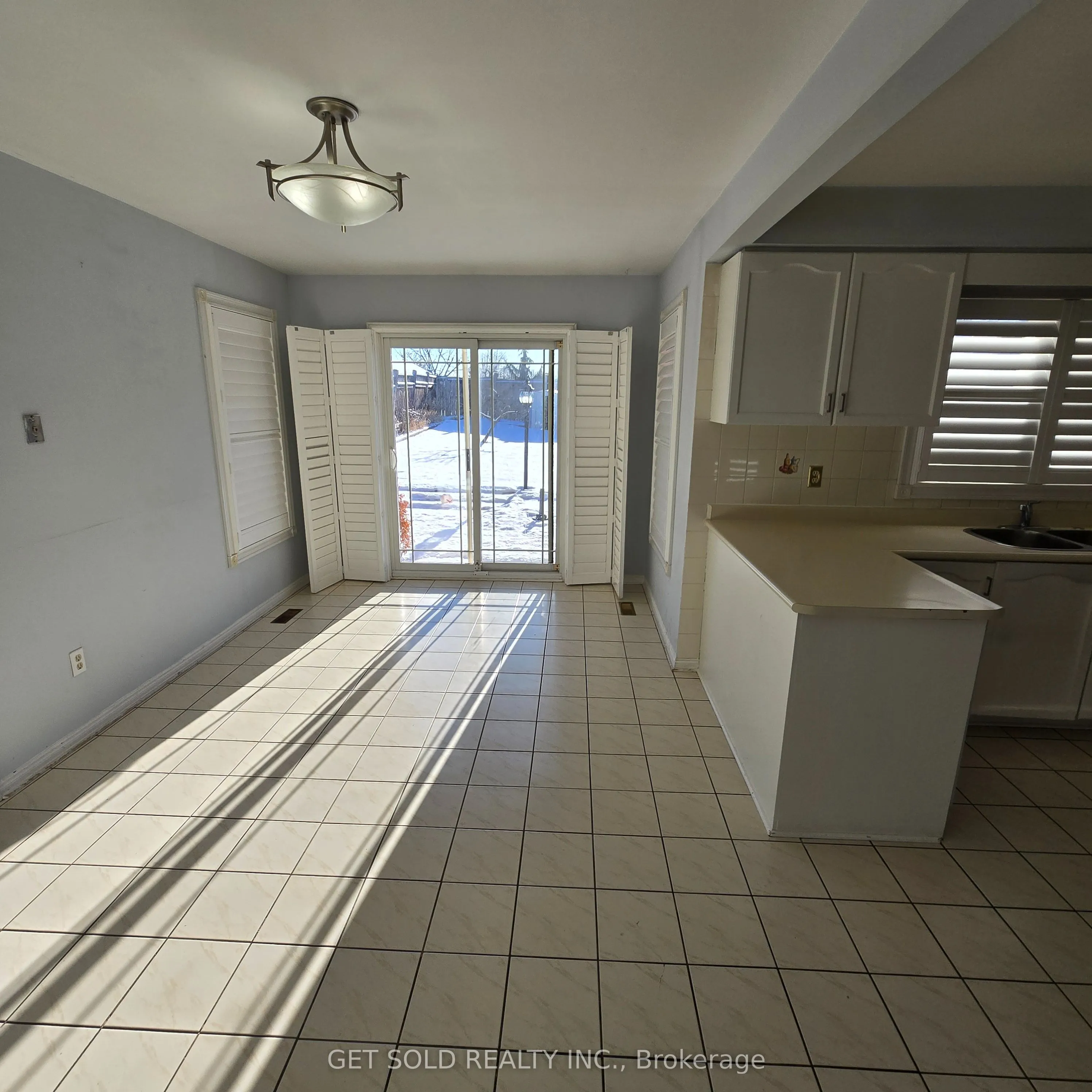 372 Fairview Road W