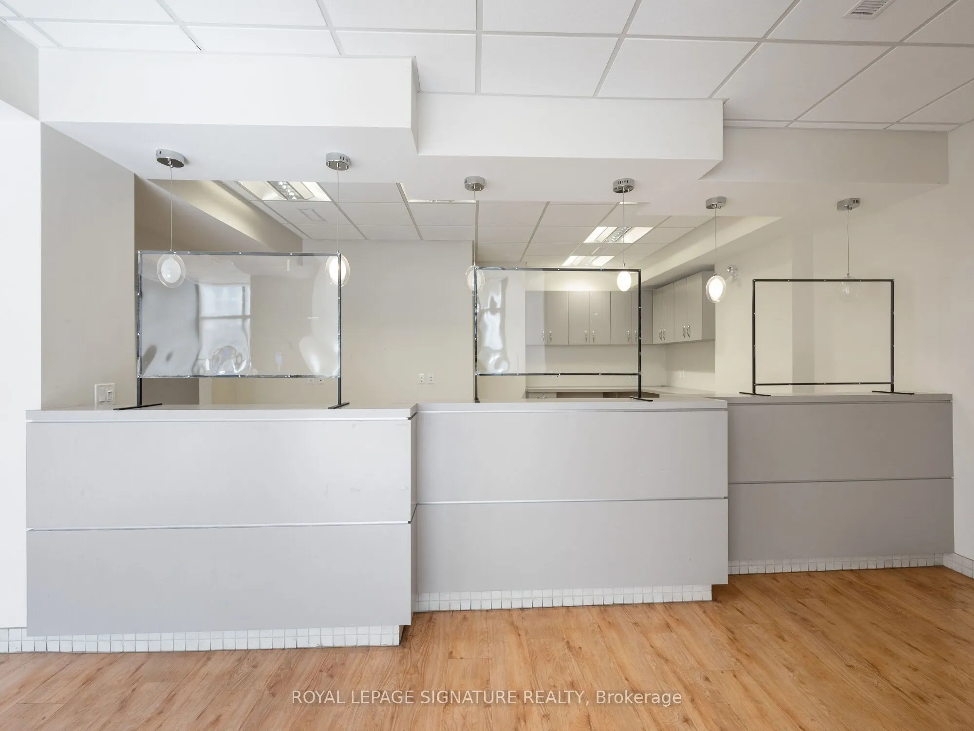 1560- 1562 Queen Street W