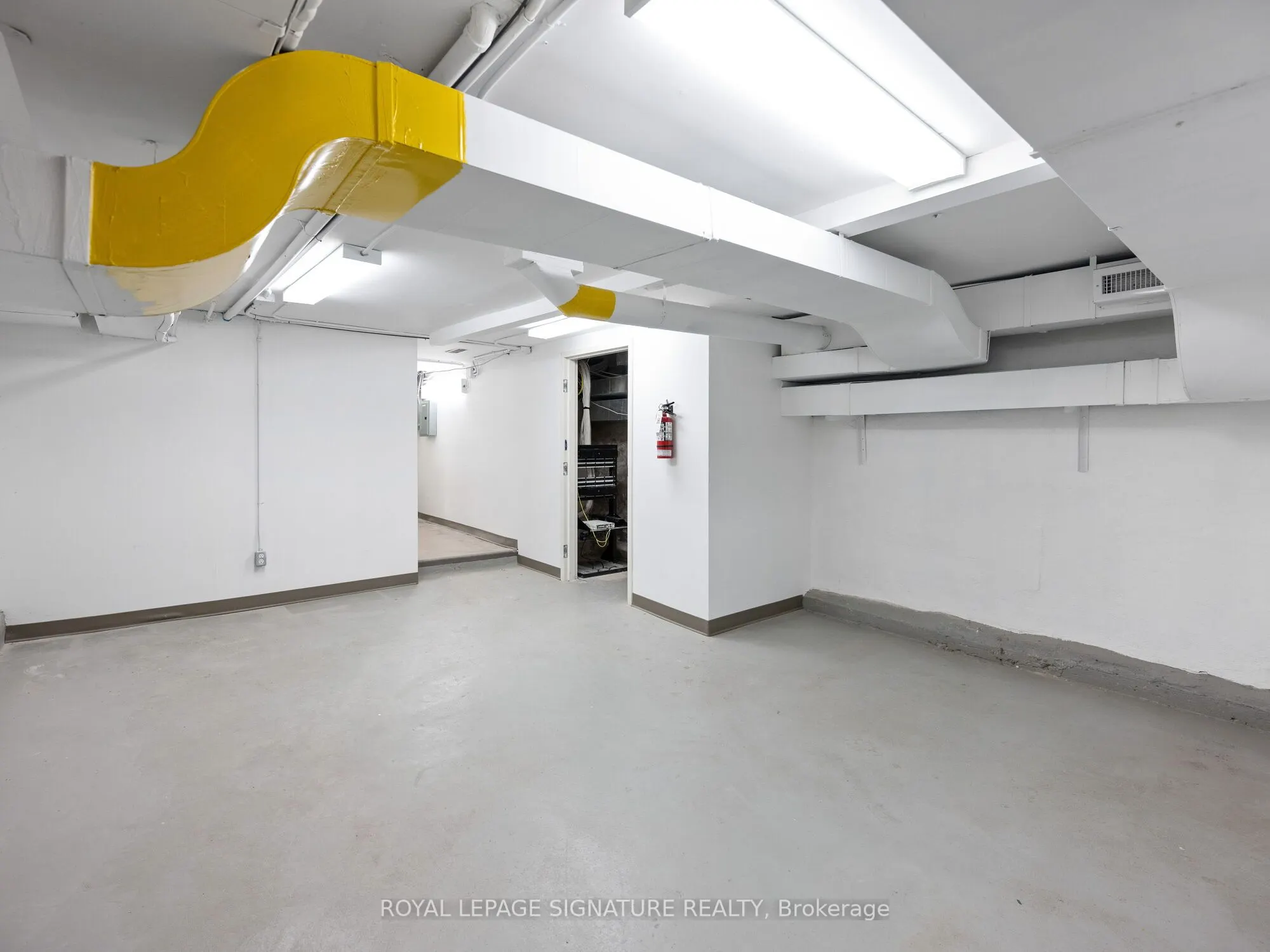 1560- 1562 Queen Street W