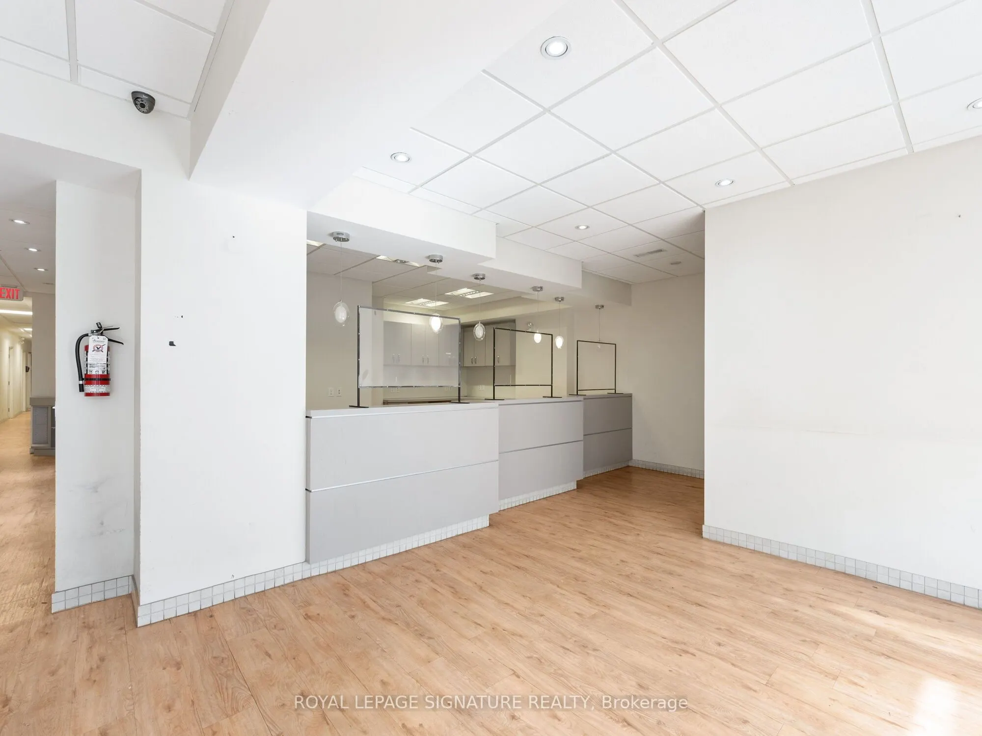 1560- 1562 Queen Street W