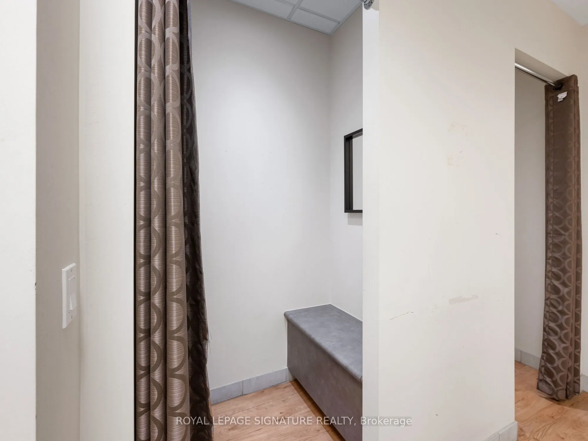 1560- 1562 Queen Street W