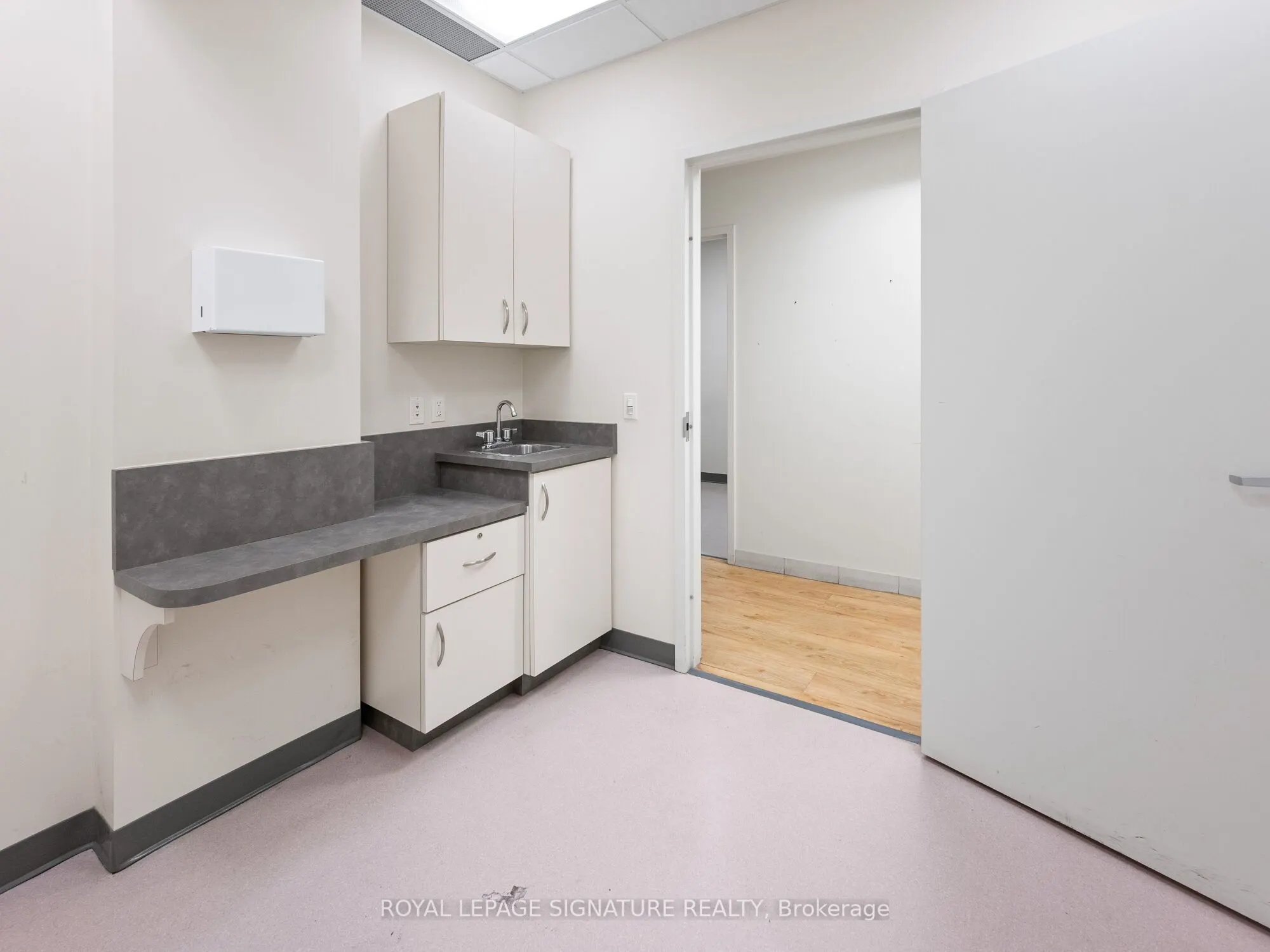 1560- 1562 Queen Street W