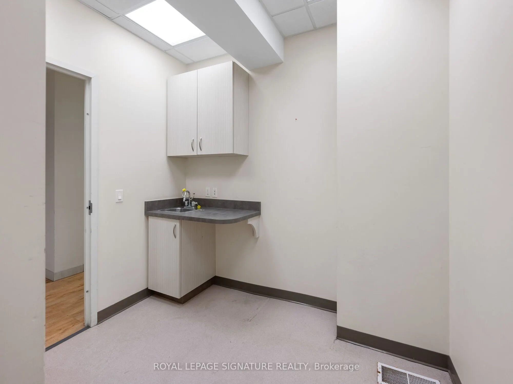 1560- 1562 Queen Street W