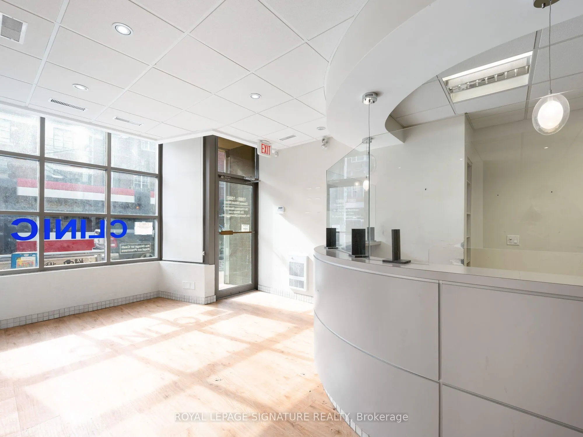 1560- 1562 Queen Street W