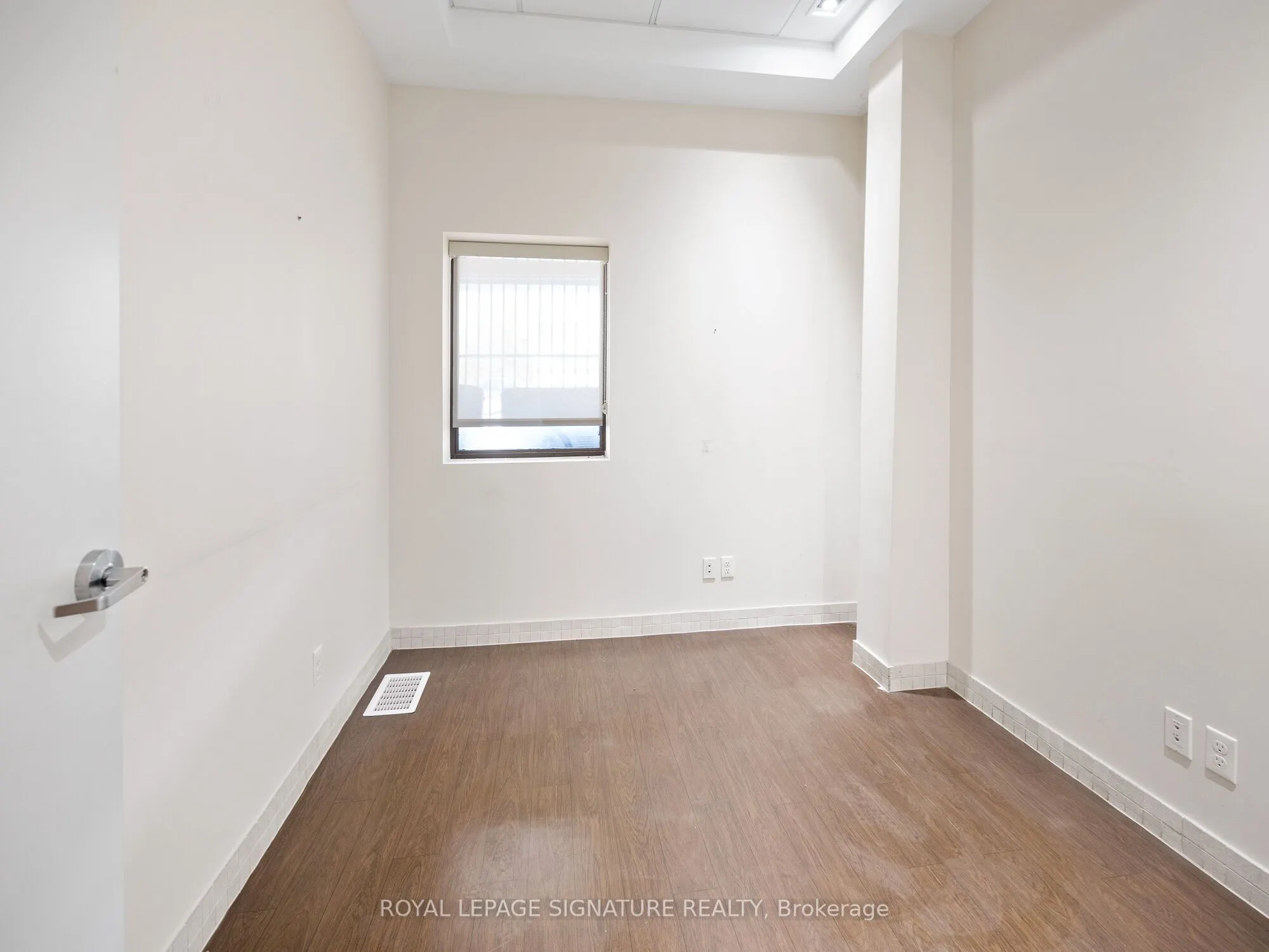 1560- 1562 Queen Street W