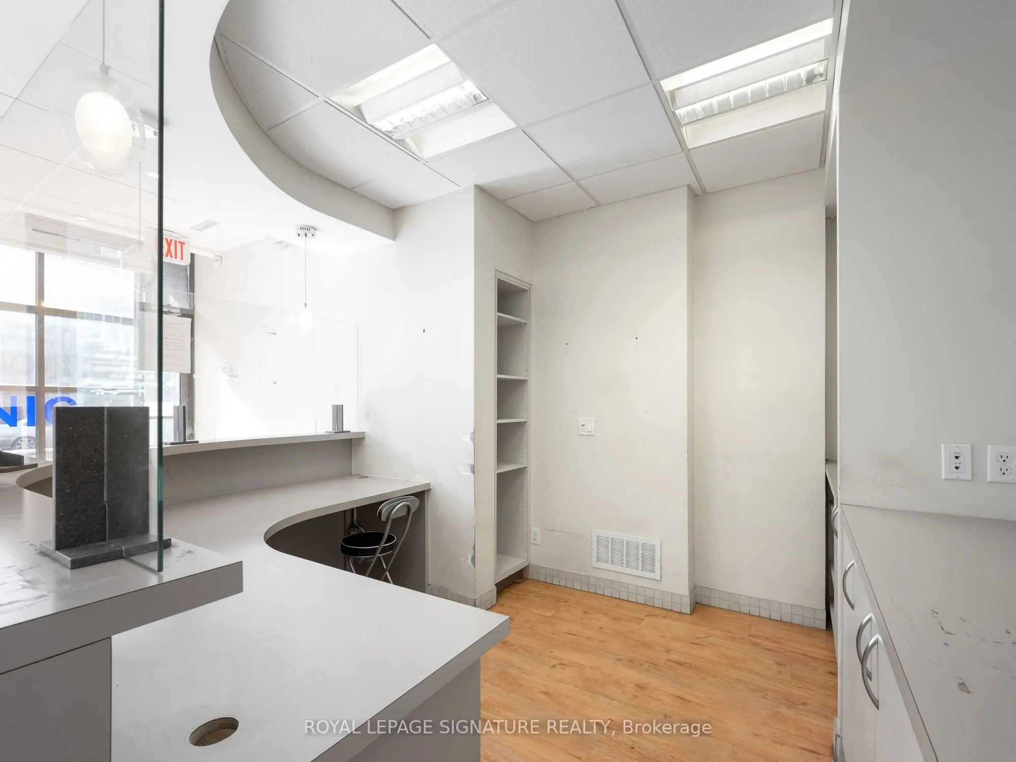 1560- 1562 Queen Street W