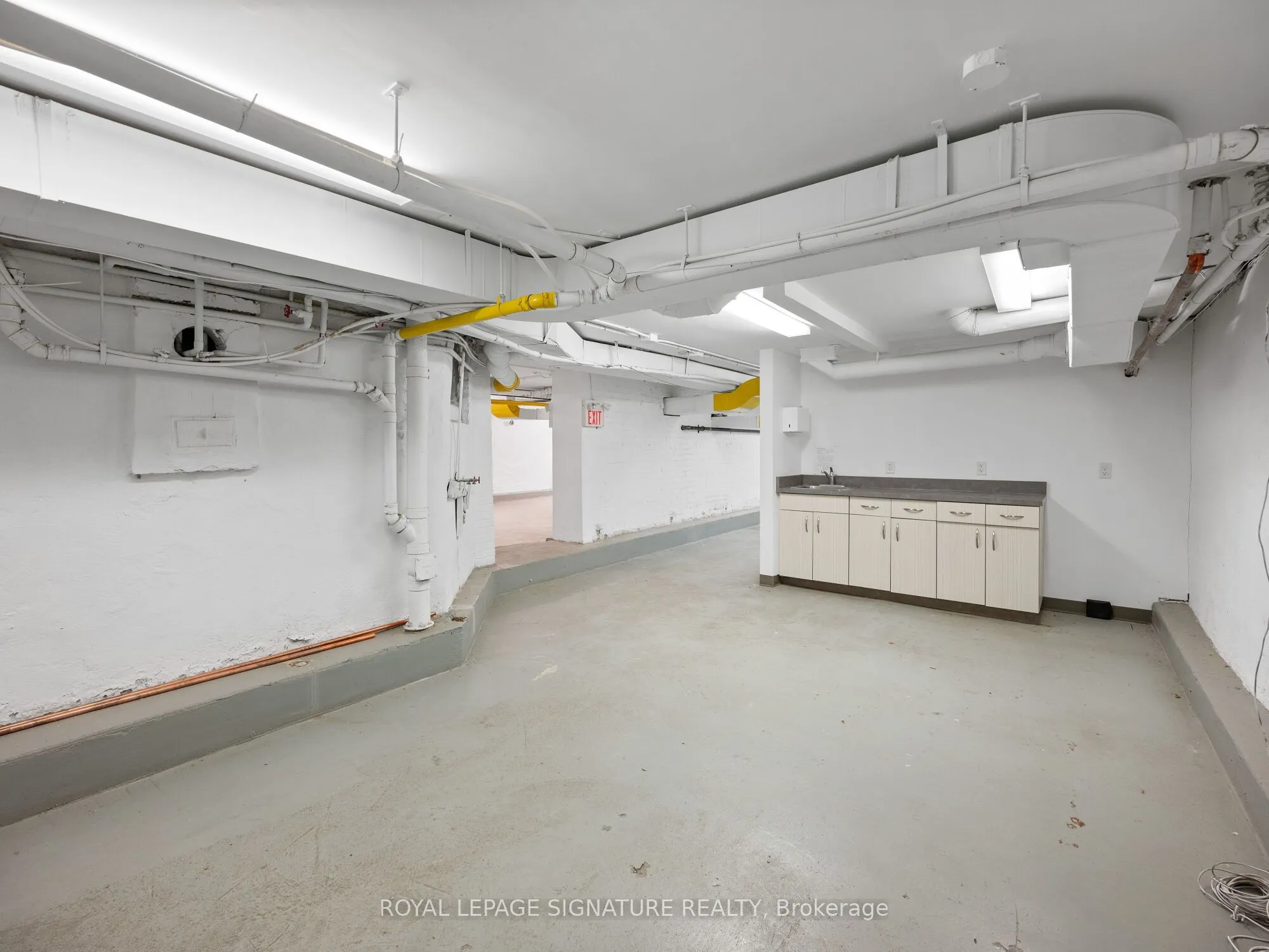 1560- 1562 Queen Street W