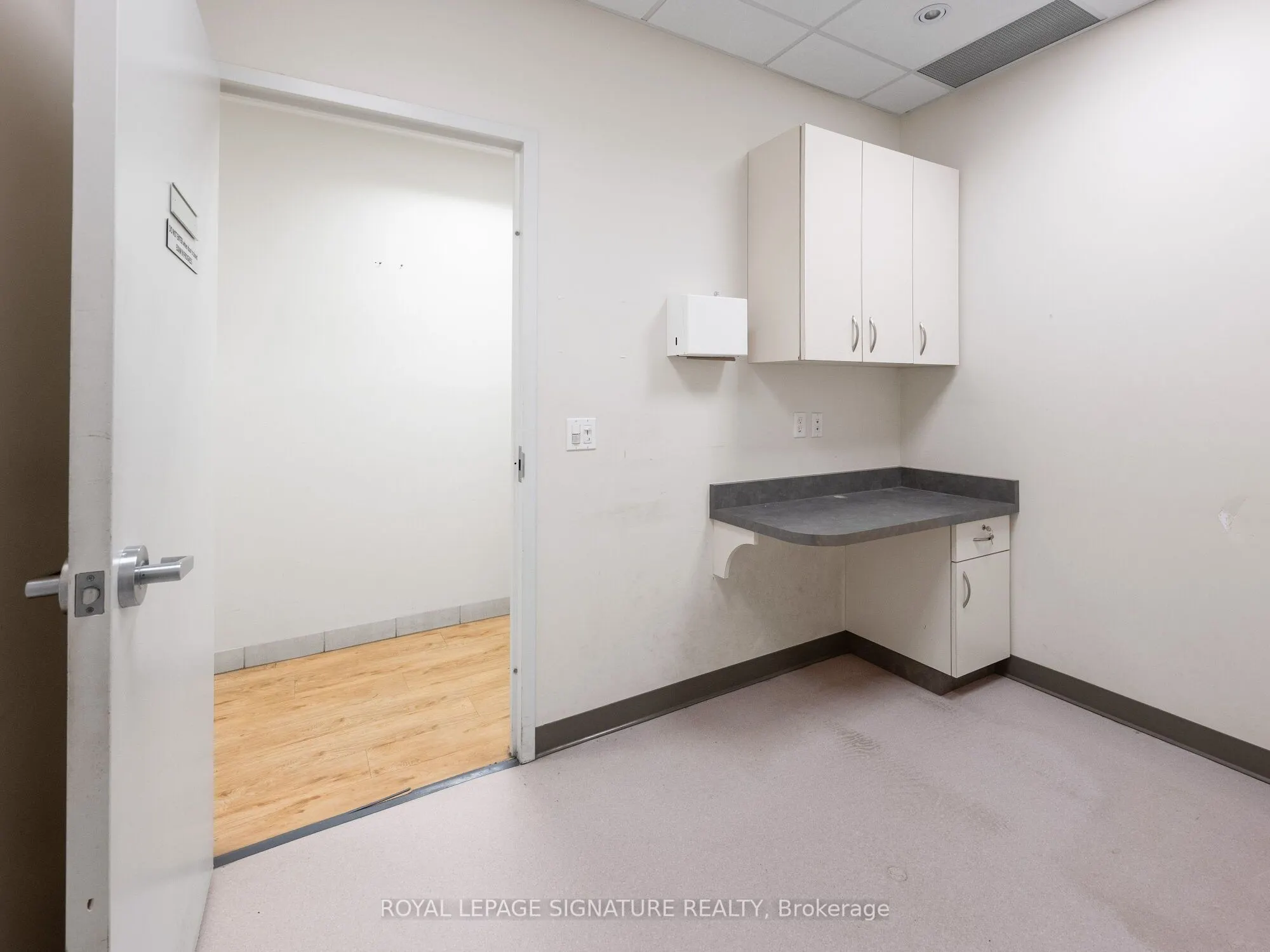 1560- 1562 Queen Street W